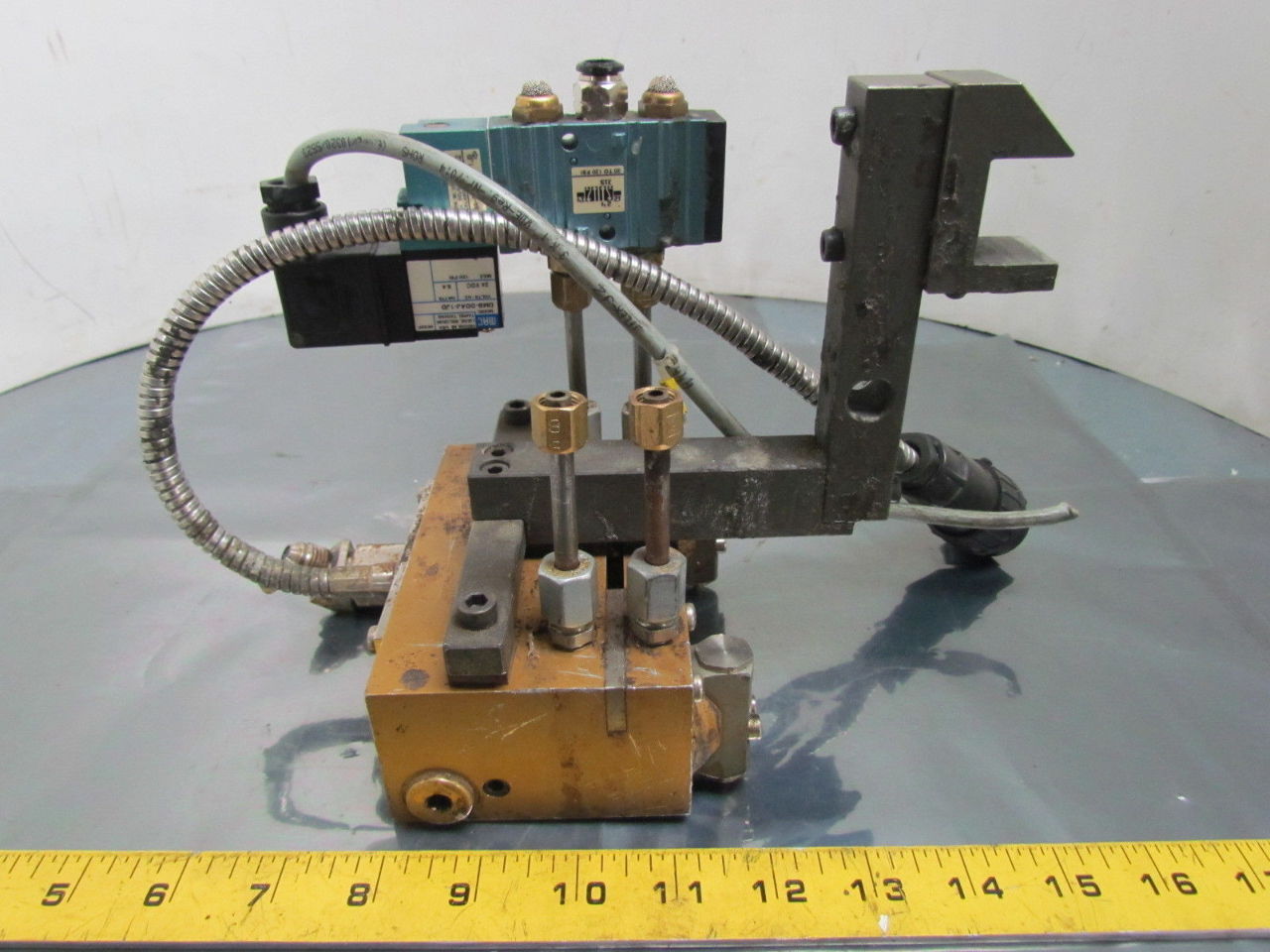 ITW Dynatec 7024 Twin Adhesive Glue Head Assembly 31/2" Spacing Heater