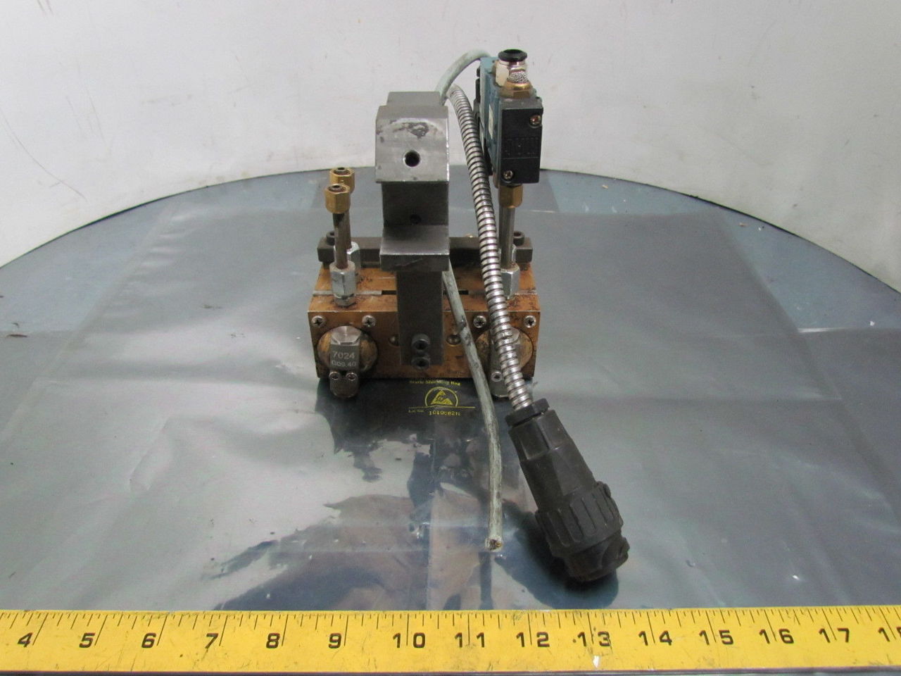 ITW Dynatec 7024 Twin Adhesive Glue Head Assembly 31/2" Spacing Heater