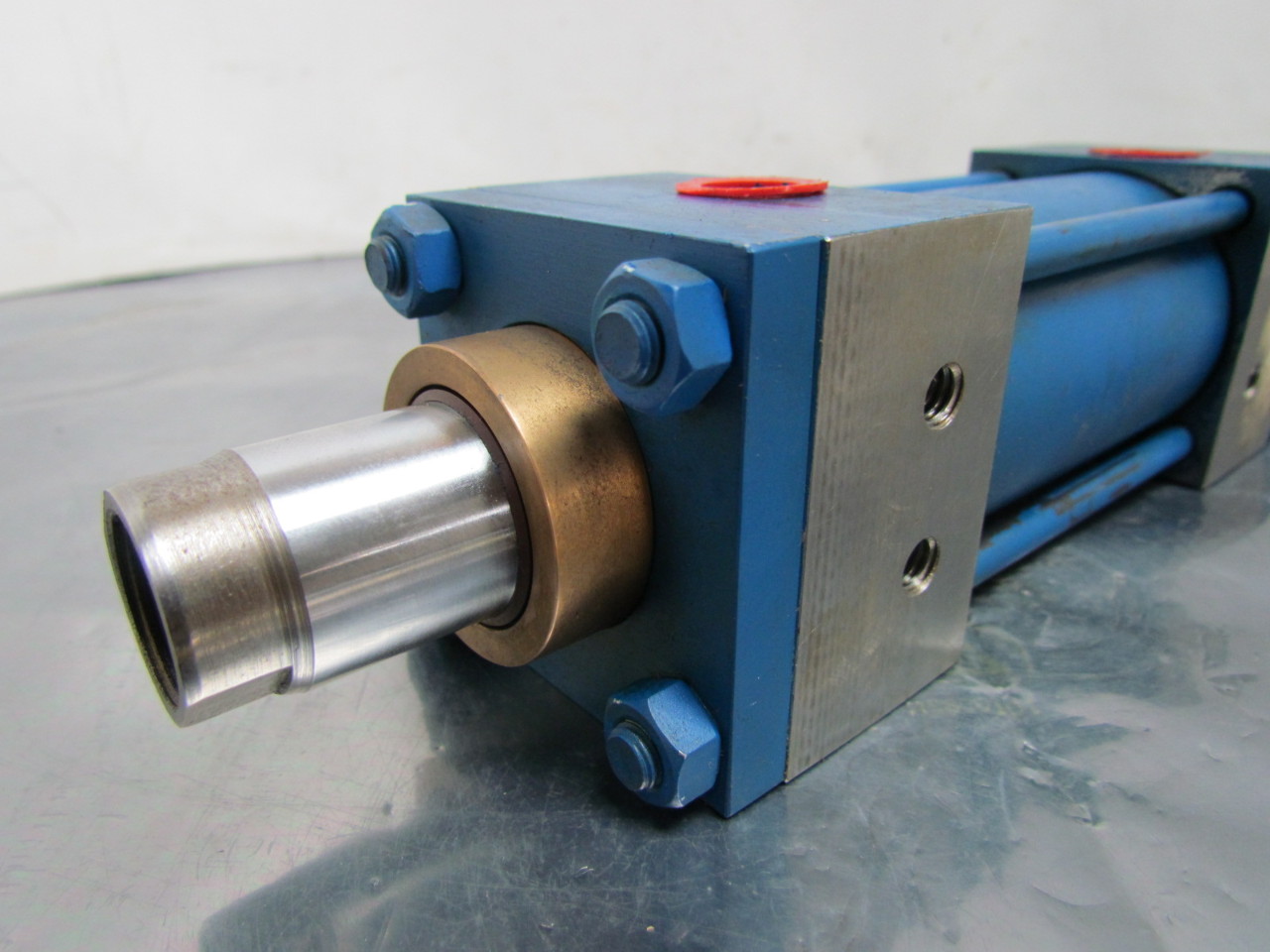 Lynair A2MSG44 Pneumatic Air Cylinder 2" Bore 29/16" Stroke Double Rod