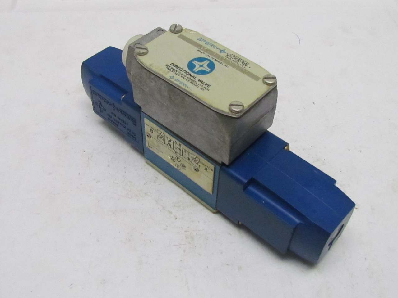 Vickers DG4V 3 6C W B 10 Directional Control Solenoid Valve 1/2" NPT