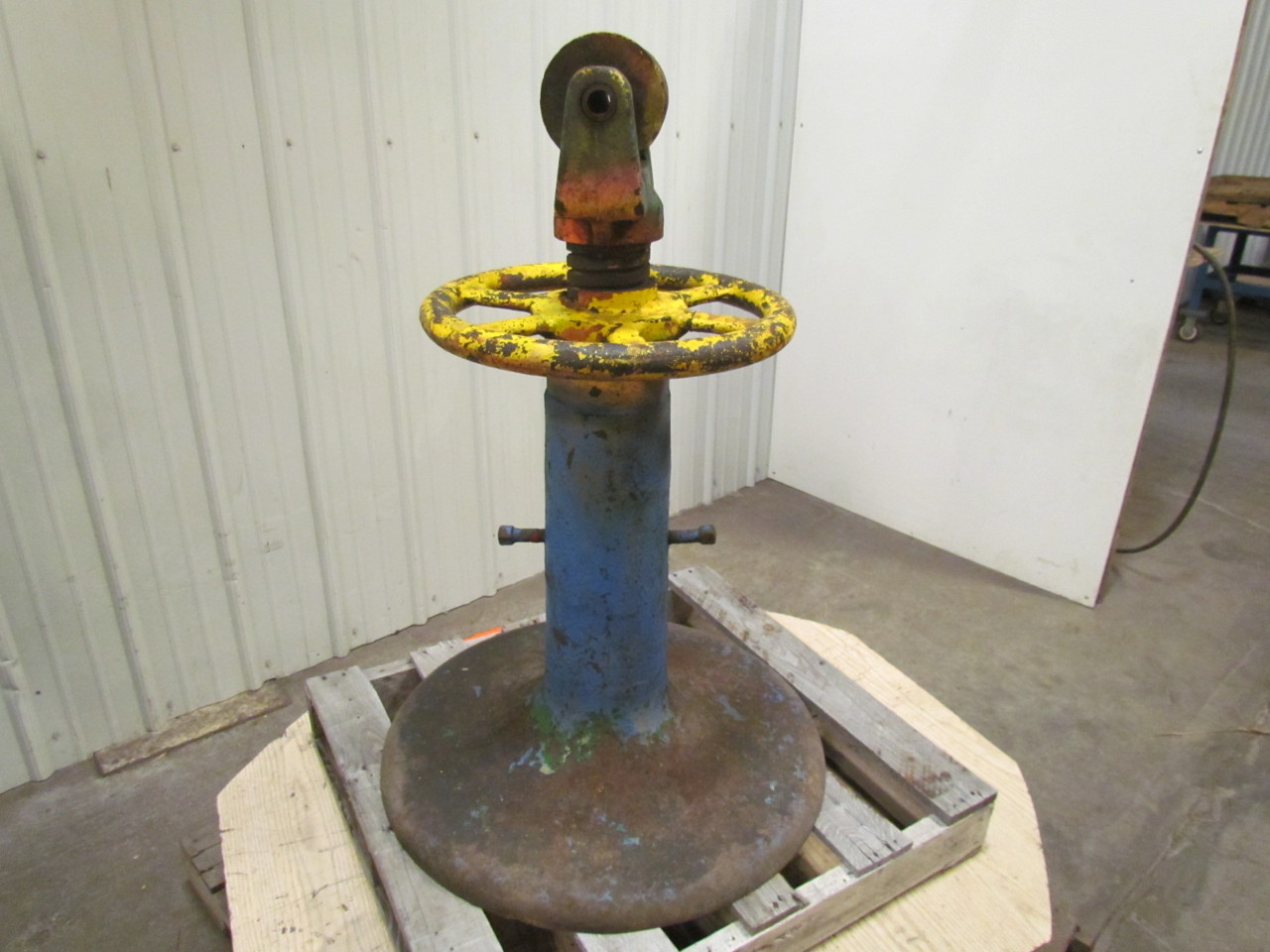 Vintage Industrial Steampunk Cast Iron Screw Jack Round Table Base Hand