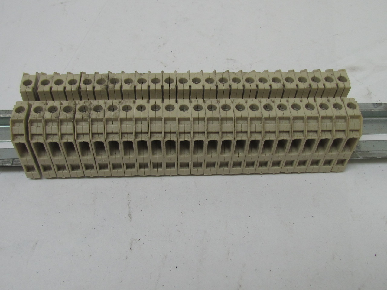 Siemens 8WA1 011 1DF11 Terminal Block Strip 35mm DIN Rail 20 1 4"L 24