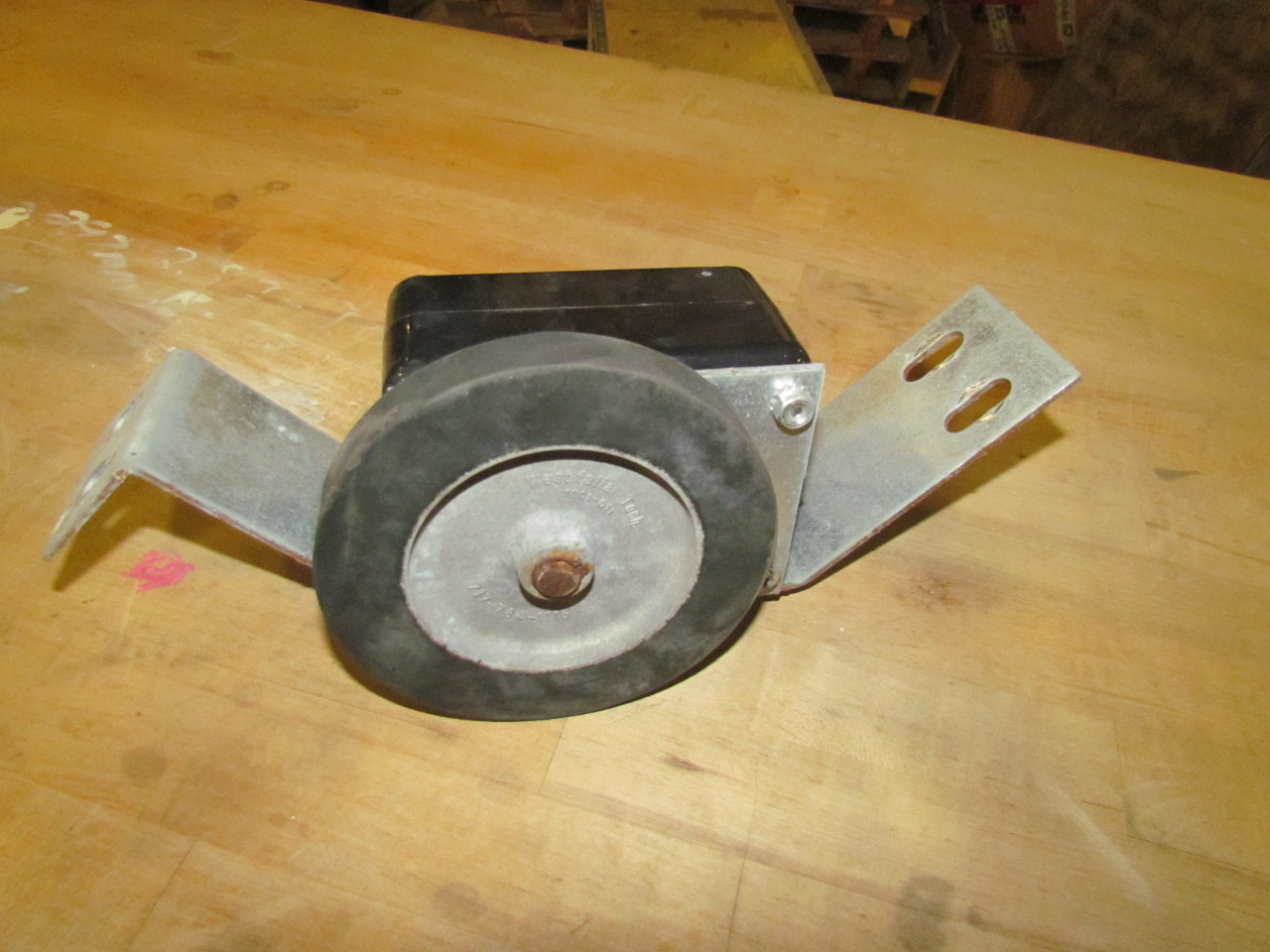 1001011 Deep Lane Pallet Brake For Gravity Conveyor 51/8"Dia Rubber