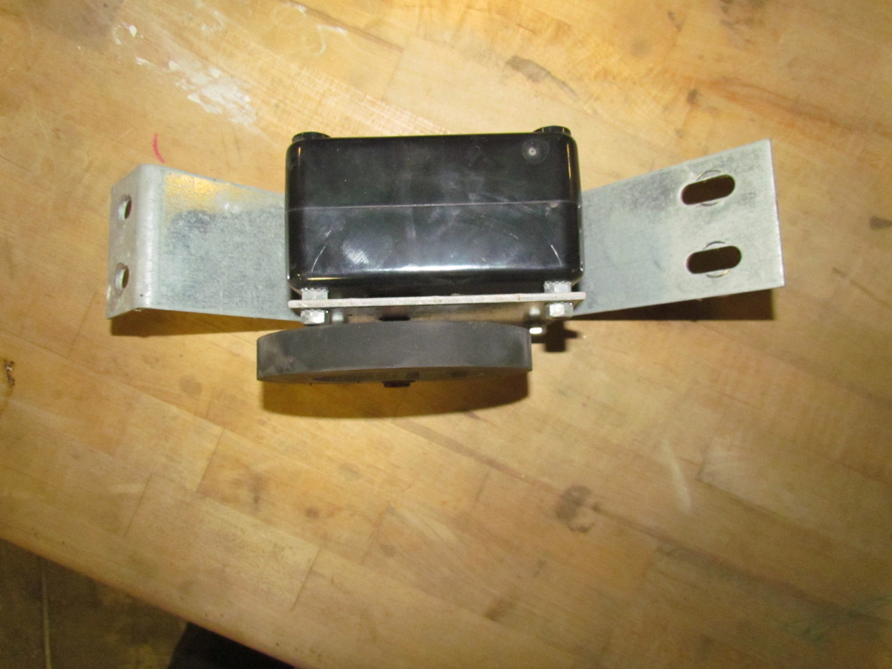 1001011 Deep Lane Pallet Brake For Gravity Conveyor 51/8"Dia Rubber