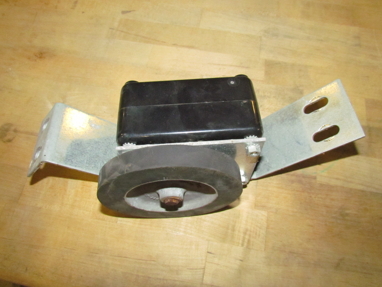 1001011 Deep Lane Pallet Brake For Gravity Conveyor 51/8"Dia Rubber