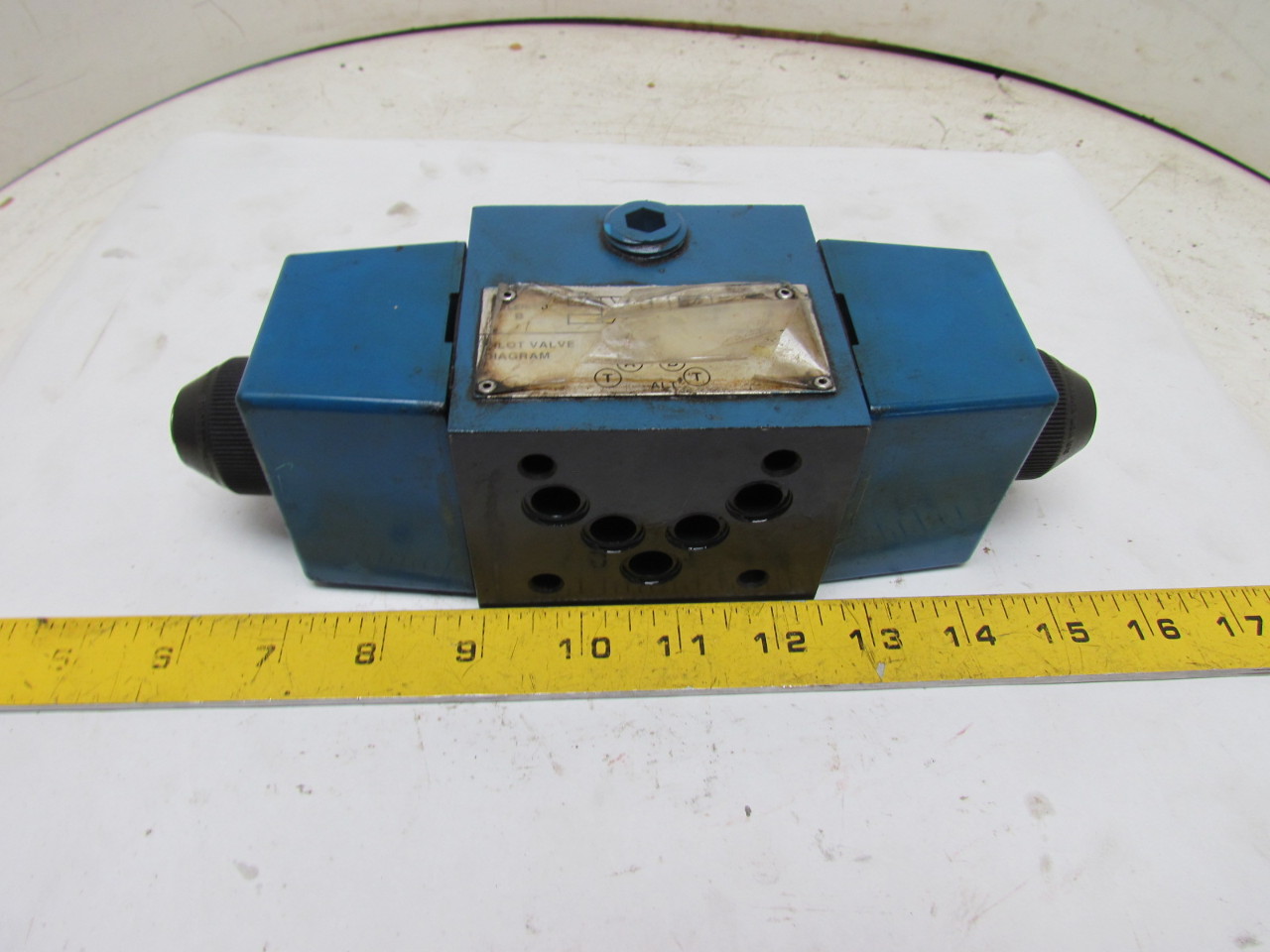Vickers 879137 DG4S4 012N B 60 Directional Valve Pilot Operated