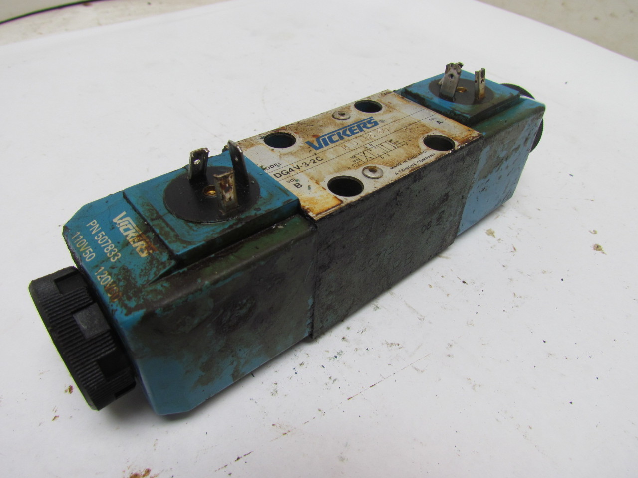 Vickers DG4V32CMUB660 Directional Hydraulic Solenoid Control