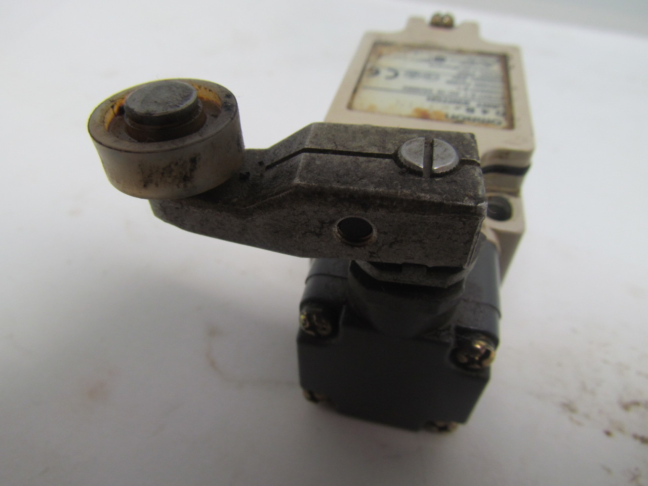 Omron D4B 2311N Omron Limit Switch AC15 2A/400V eBay