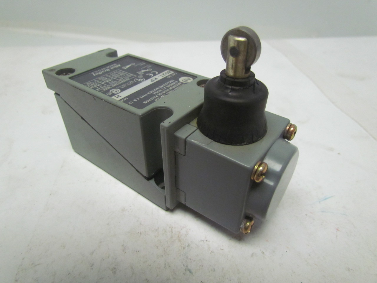 Allen Bradley 802TKP Push Type Vertical Roller Limit Switch 1/2" NPT