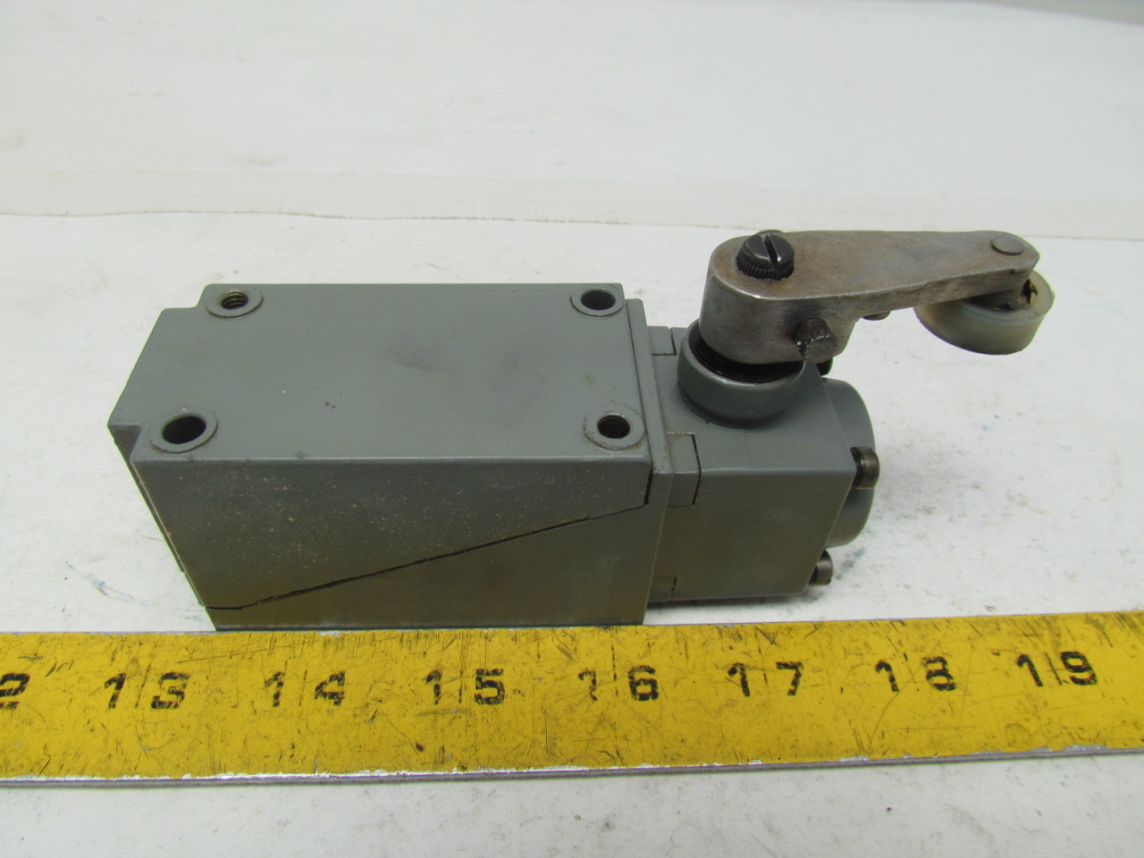 AB Allen Bradley 802TAP Roller Arm Lever Limit Switch Oiltight 1/2
