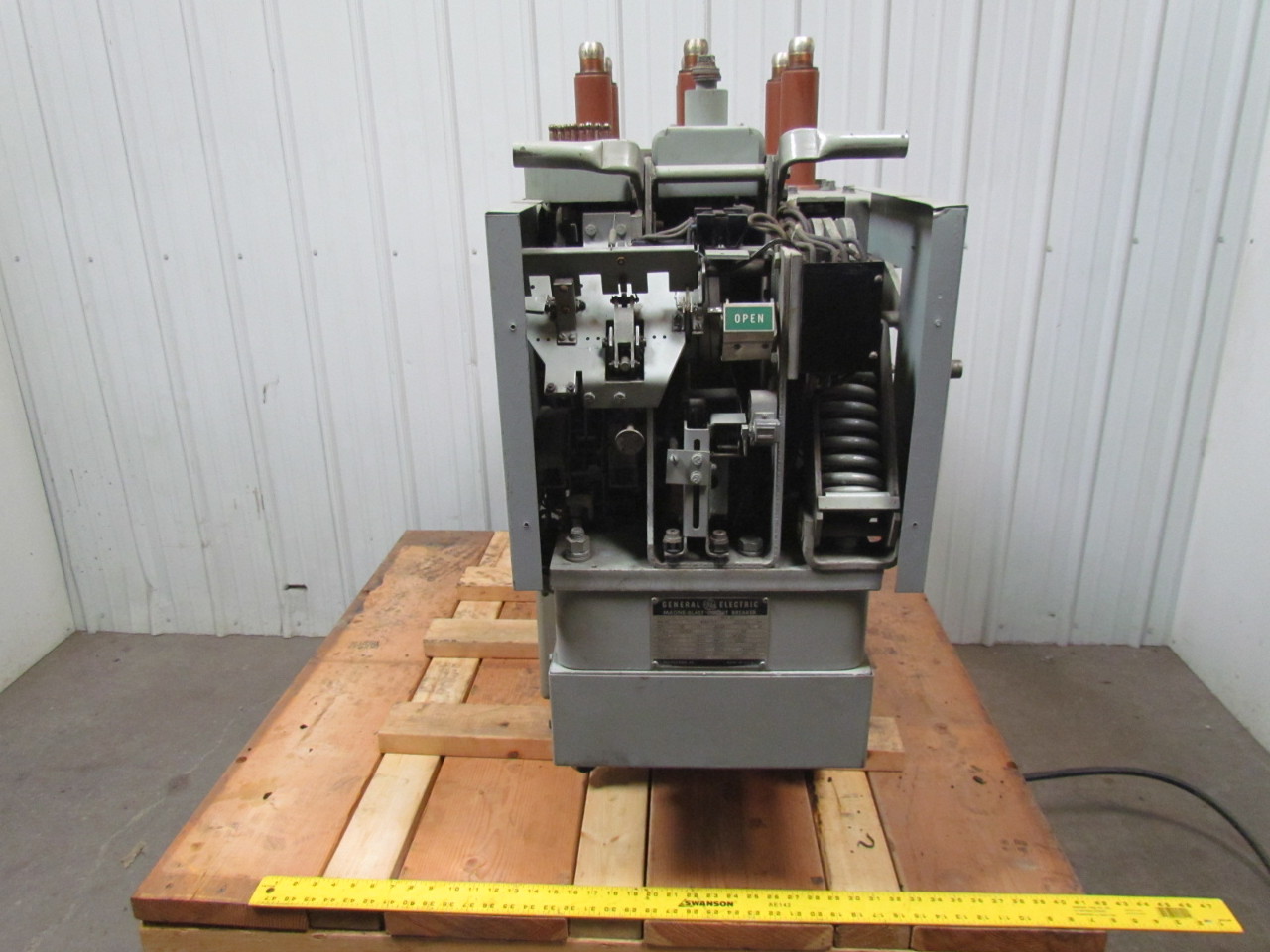 General Electric AM-2.4/4.16-150/250-3 Magne Blast Circuit Breaker