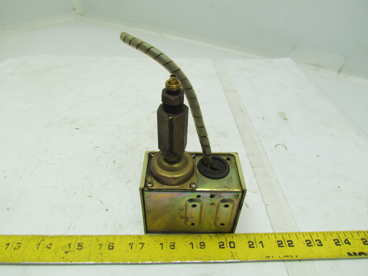 Saginomiya SNSC110 Pressure Switch Auto Reset 250VAC 12Amp Range 1001000 KPA