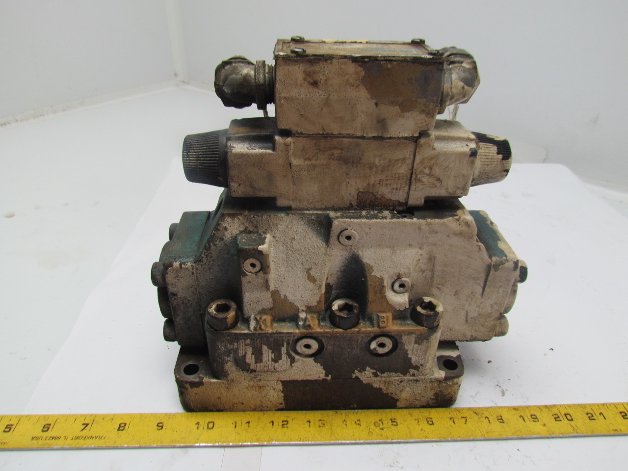 Eaton Vickers DG5S-8-8C-S-M-WB-20 Two Stage Four Way Hydraulic Valve