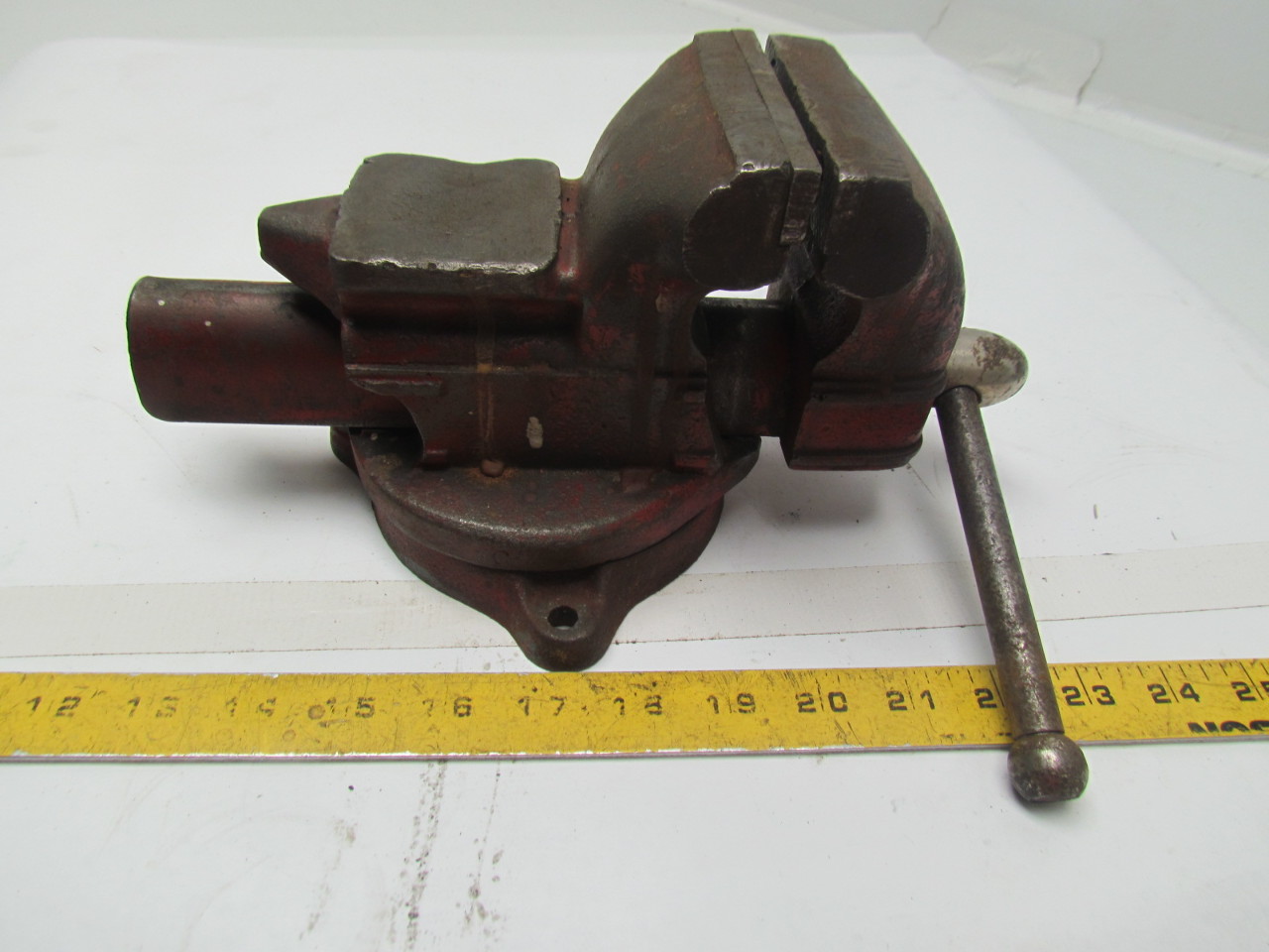 Vintage Bench Vise 31/2 Jaws Opens to 31/4 Man Cave Steam Punk Retro