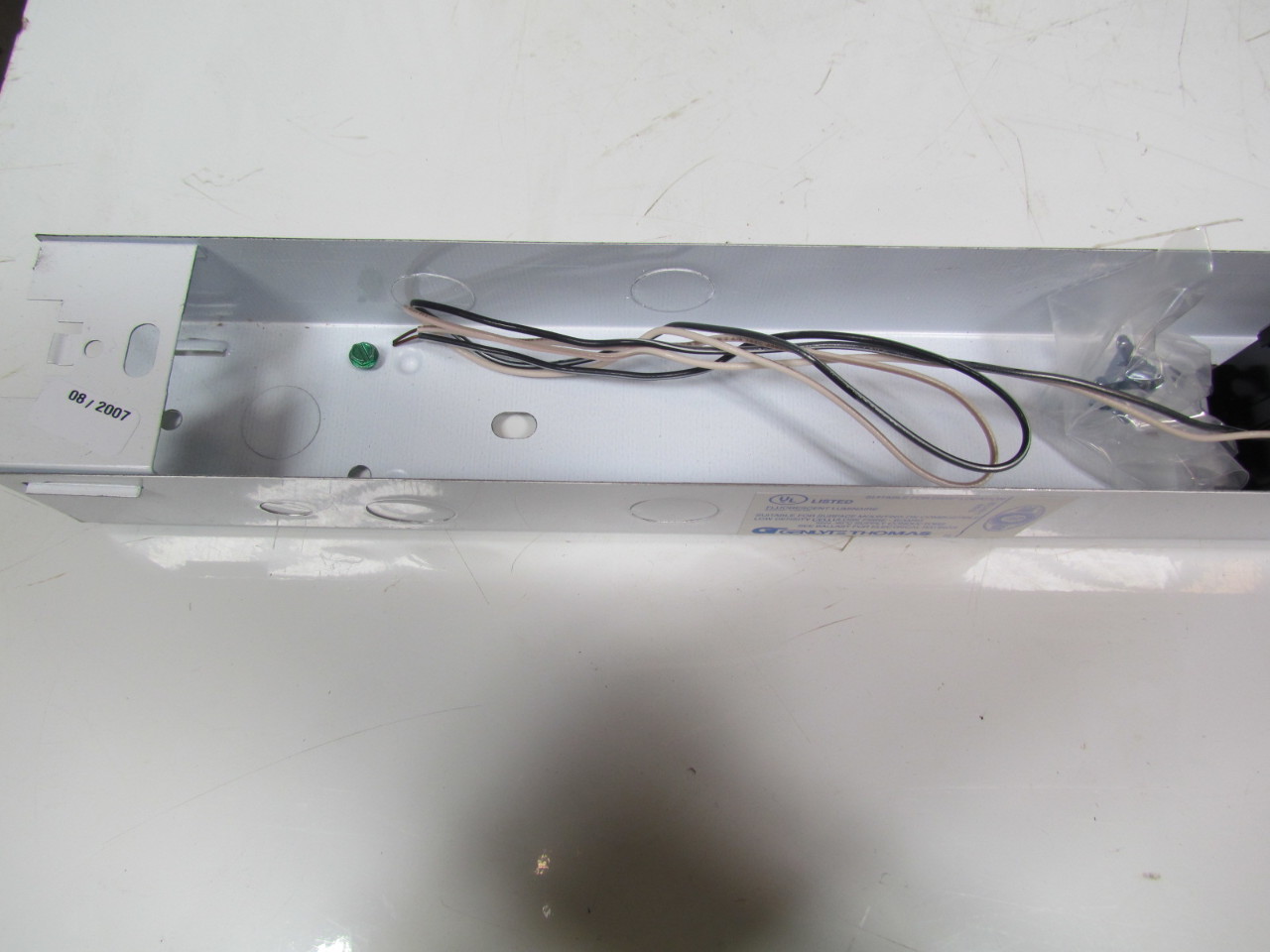 DayBrite N132UNV 48" 2 pin Fluorescent Single Bulb Light Fixture 120V