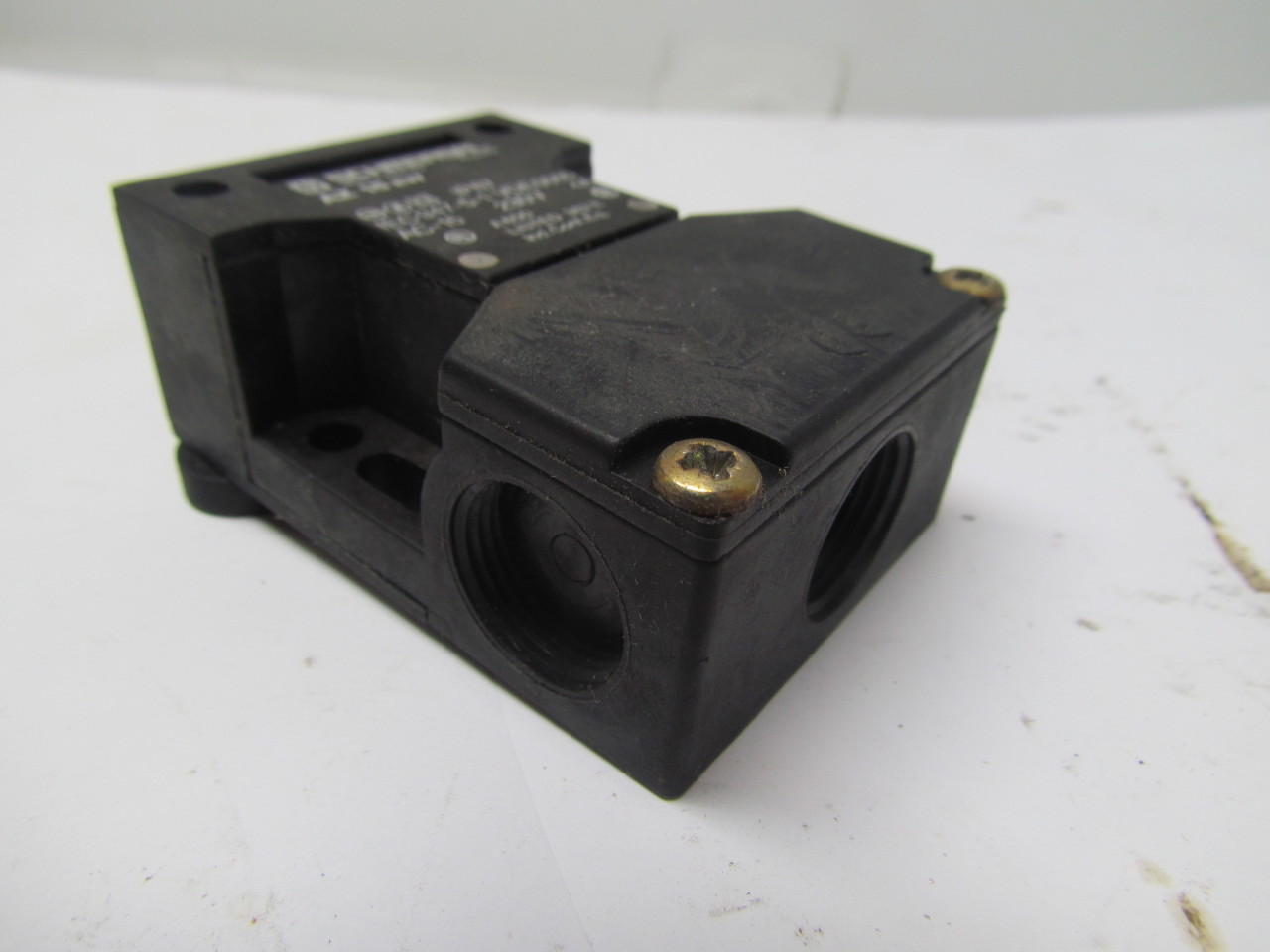 Schmersal AZ15ZVR IEC94751 VDE0660 Keyed Interlock Safety Switch 4A