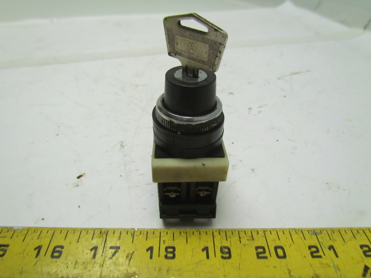 Fuji Electric AH25J2B 2 Position Keyed Selector Switch /Key & 600V 10A