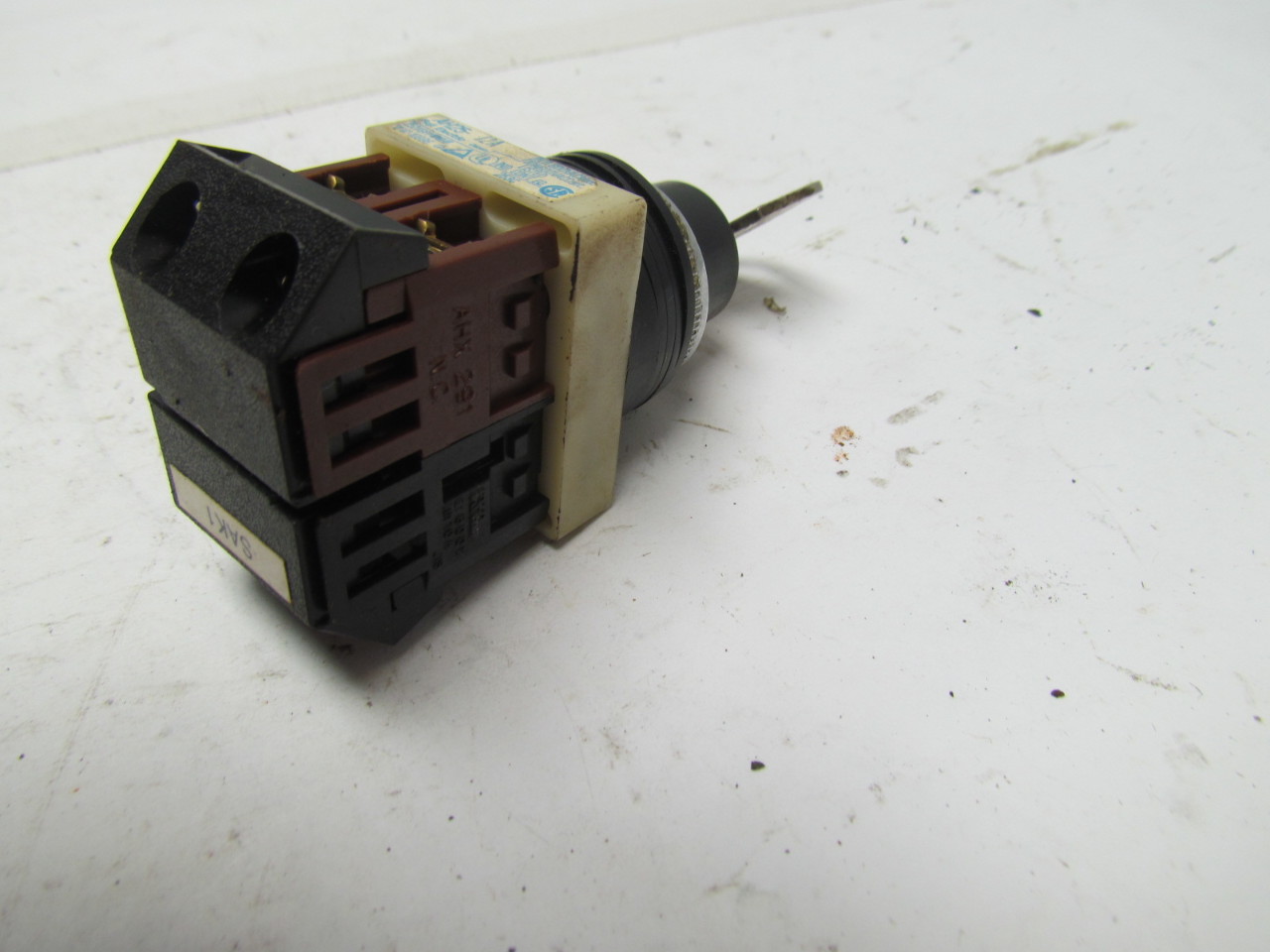 Fuji Electric AH25J2B 2 Position Keyed Selector Switch /Key & 600V 10A