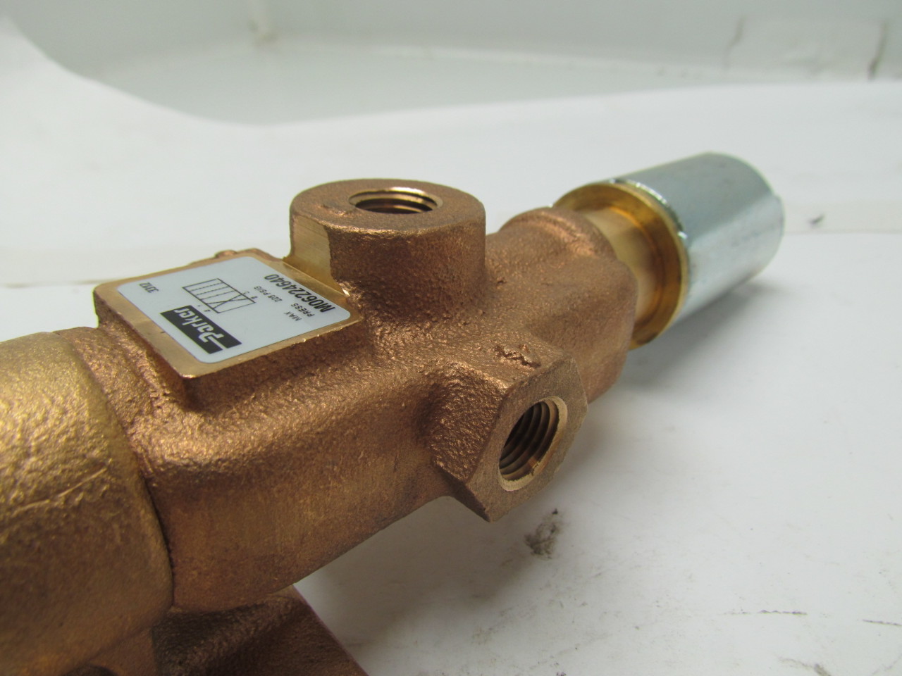 Parker M06224640 4way spring return foot operated manual air valve 1/4