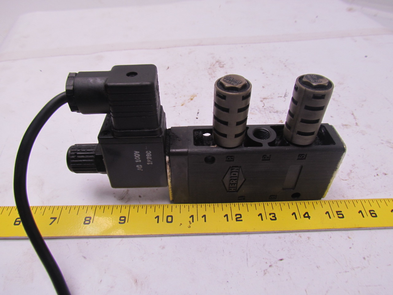 Taiyo 5ER8E 5Port Solenoid Valve 1/4" NPT w/2 Silencers & valve coil