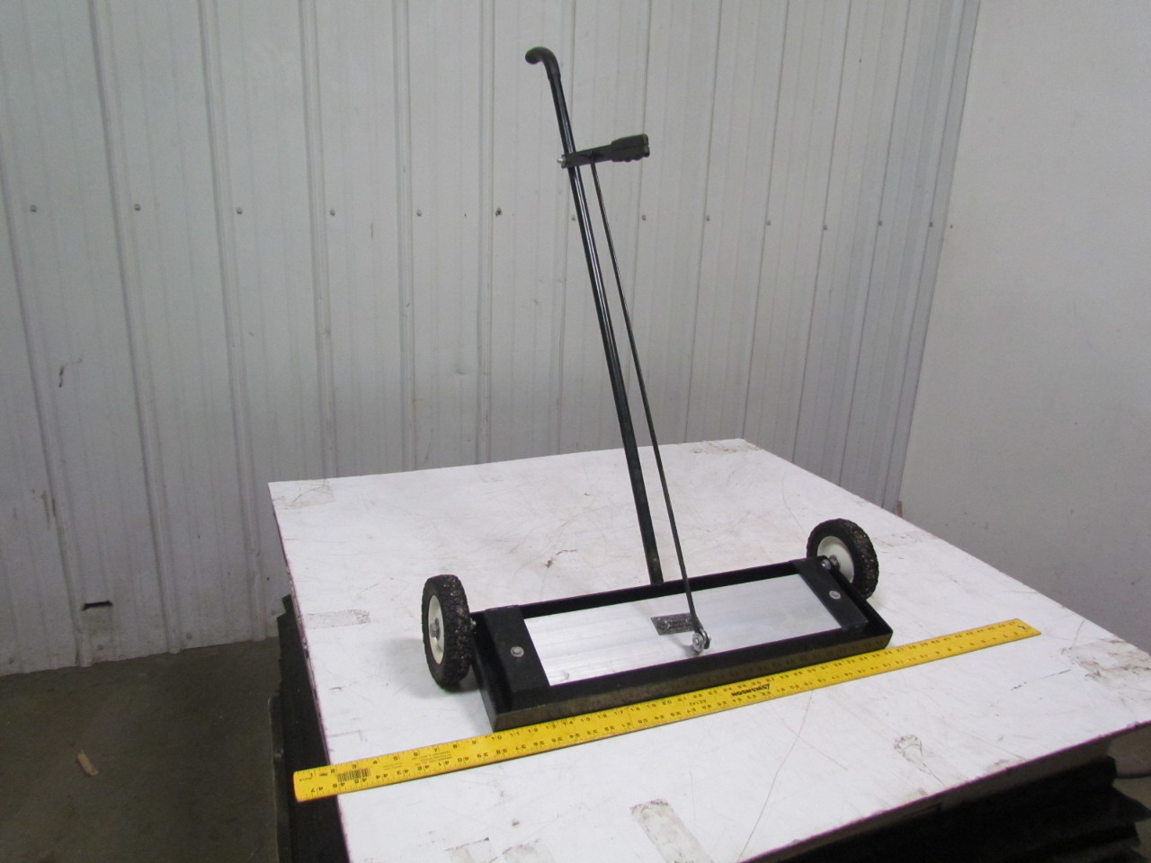 Master 24" sweeper 400Lbs pull screws nails & scrap