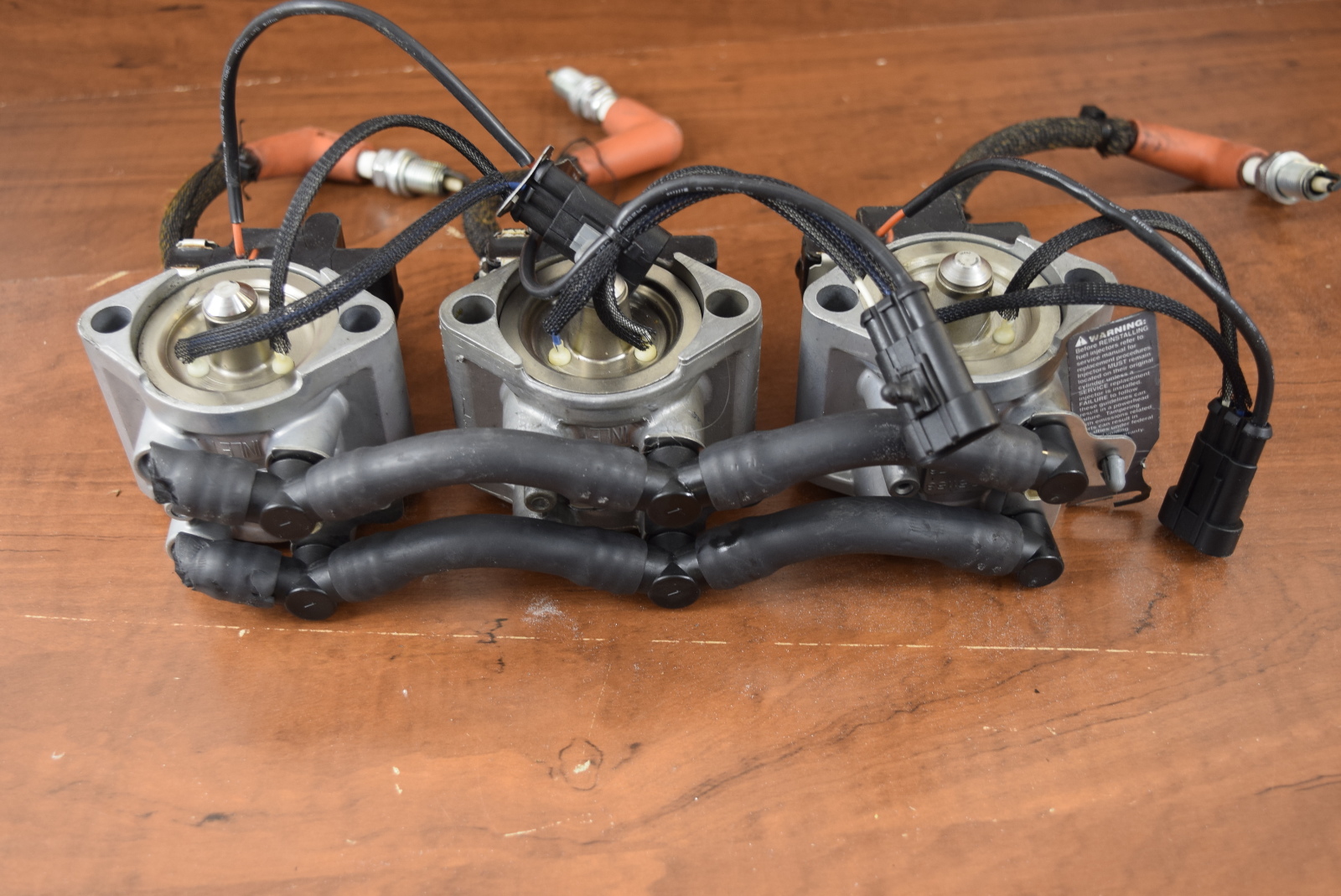 Johnson Evinrude Fuel Injector Assemby & Ignition Coils 5006220 200407