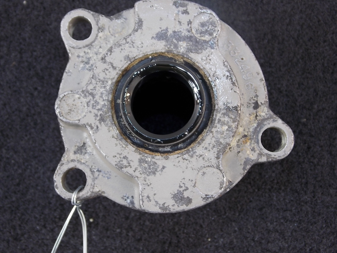 Johnson Evinrude Bearing Housing 338050 332496 0338050 0332496 21600 BXP