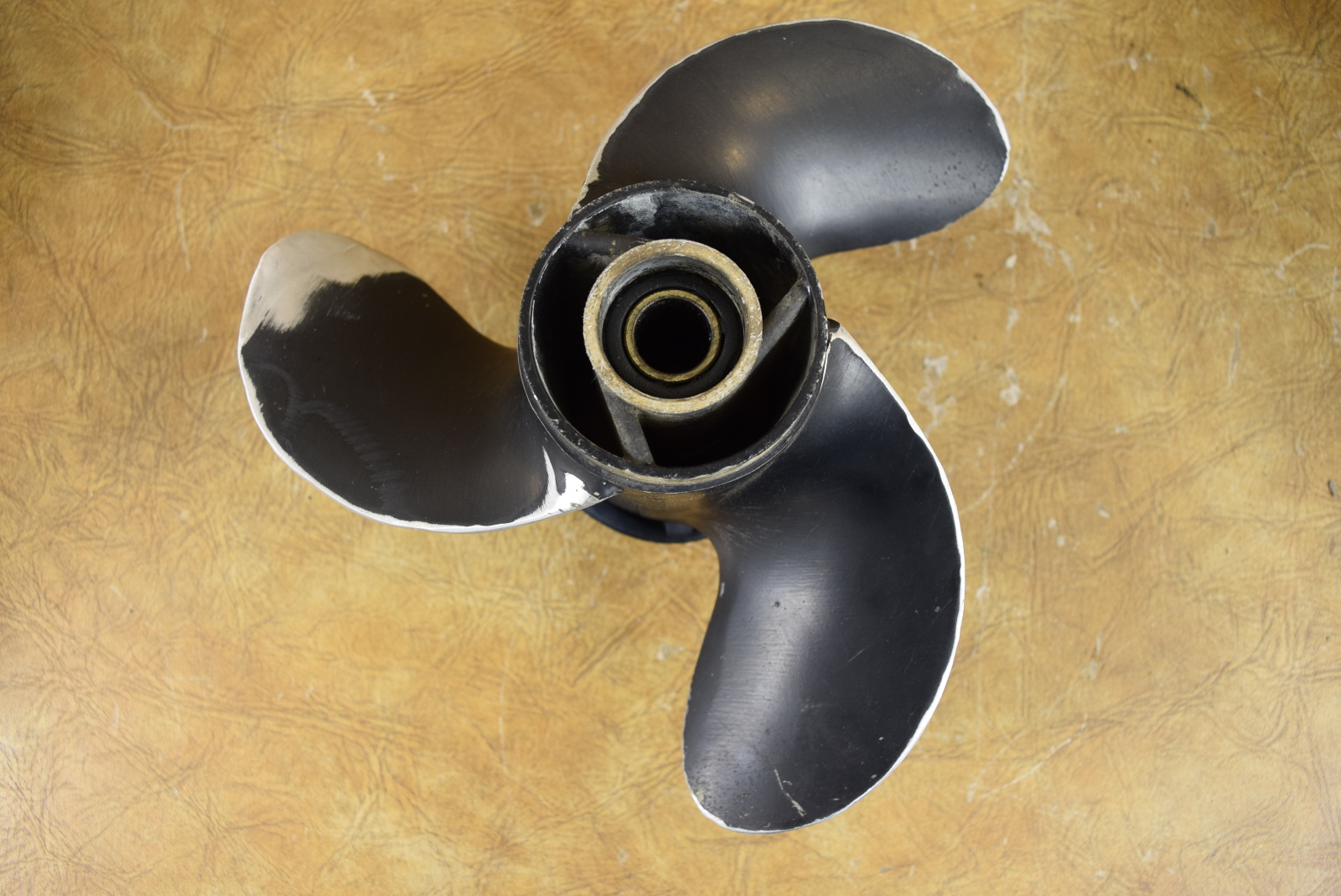 Johnson Evinrude Propeller 7489 8 9.9 15 HP Thru Hub 13 Spline 9 1