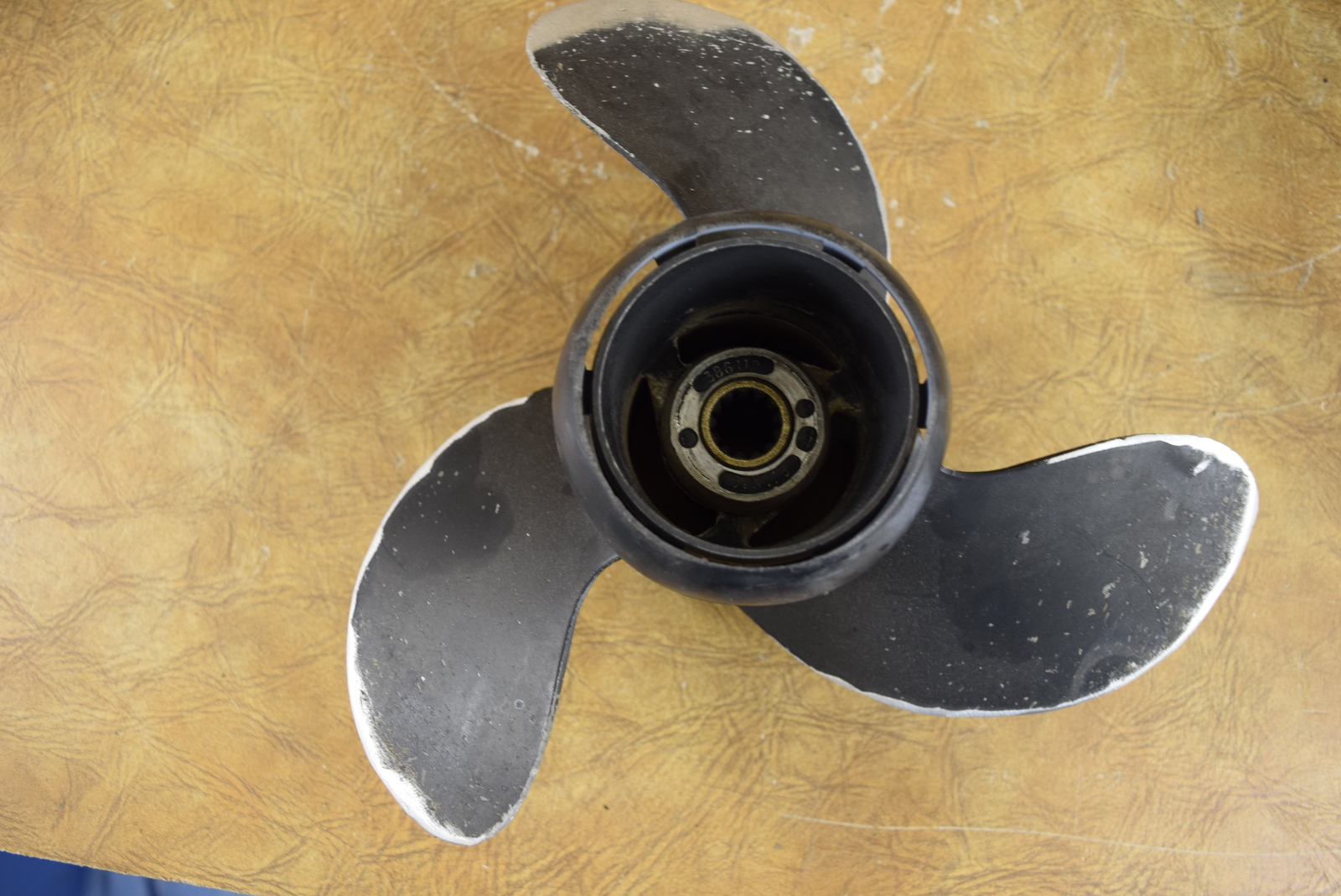 Johnson Evinrude Propeller 7489 8 9.9 15 HP Thru Hub 13 Spline 9 1