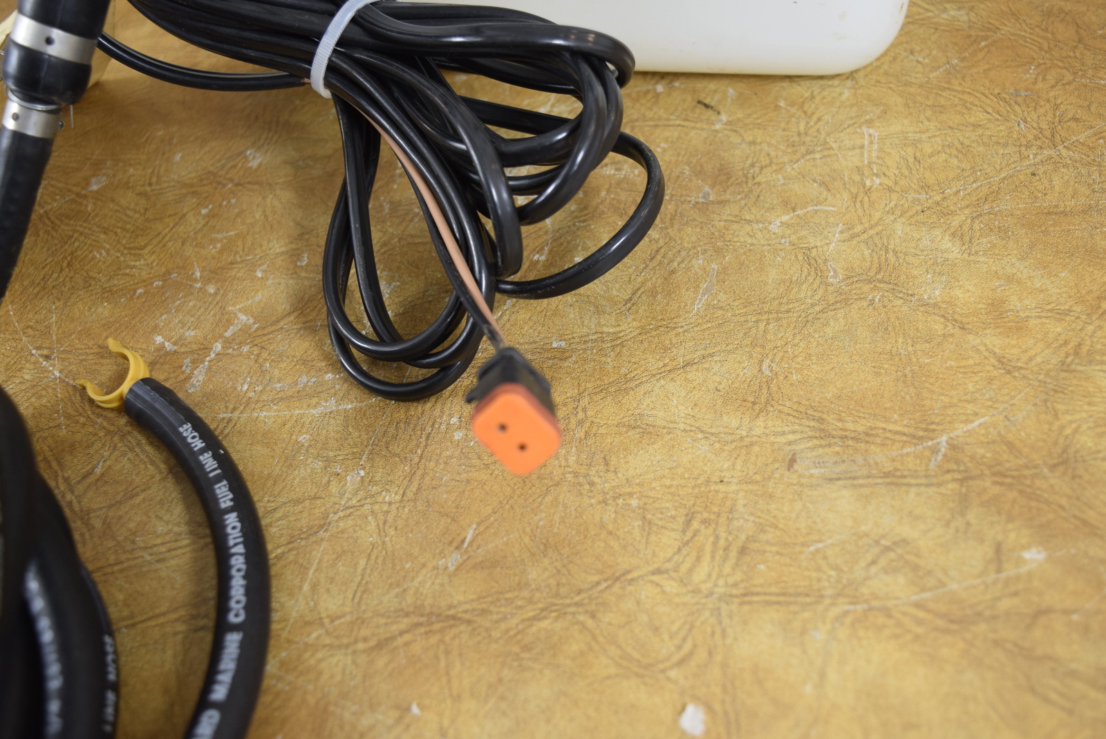 New Johnson Evinrude OMC VRO Etec 3 Gallon Oil Injection Resevoir Tank