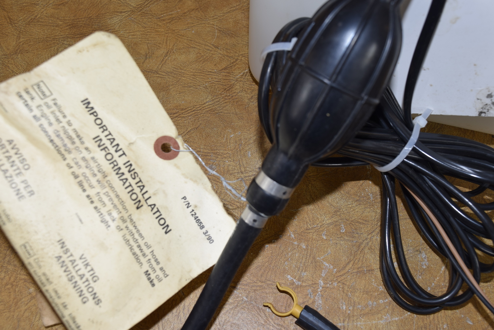 New Johnson Evinrude OMC VRO Etec 3 Gallon Oil Injection Resevoir Tank