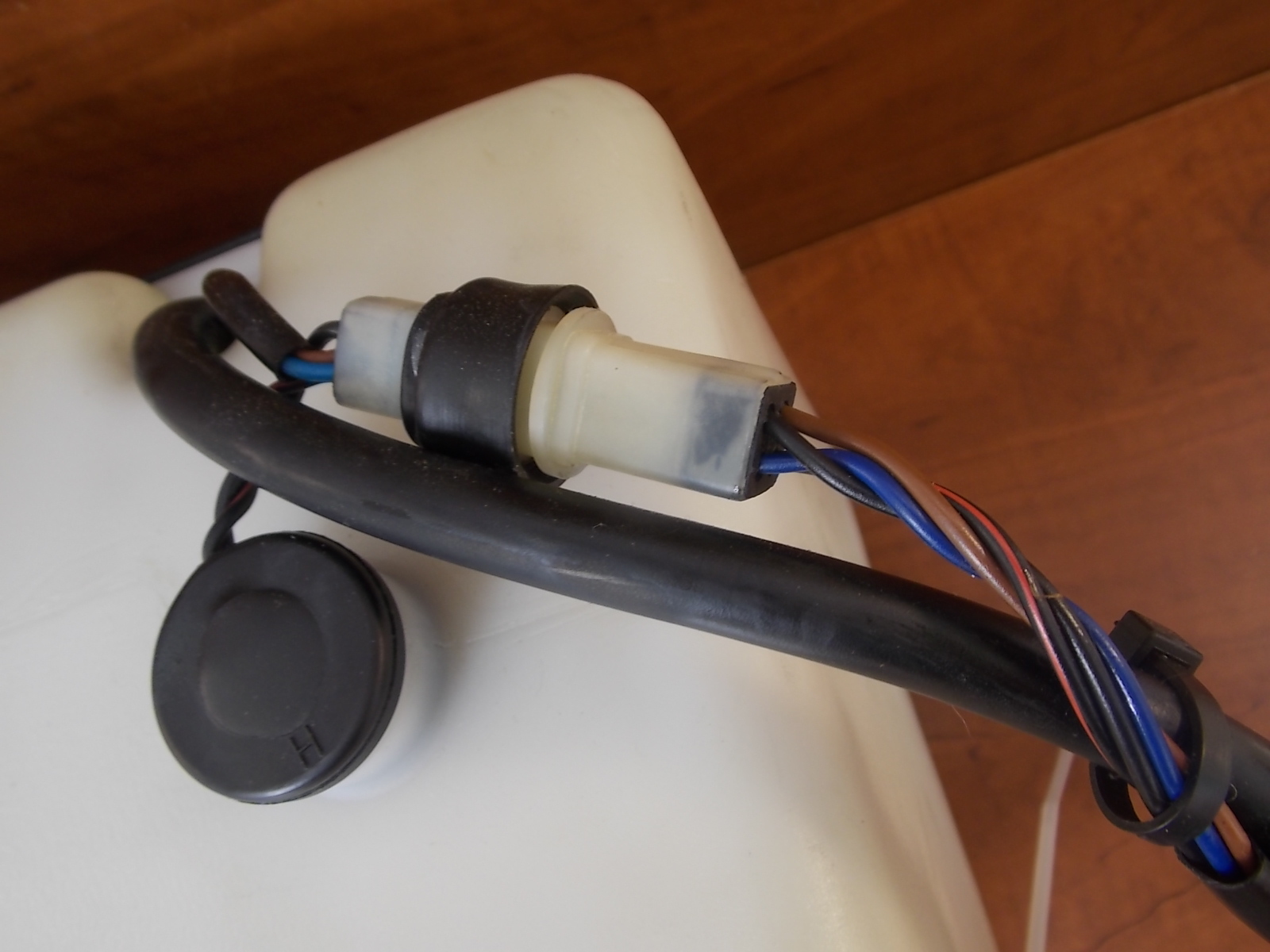 Yamaha Oil Tank w/ Oil Feed Pump 10.5L 19842015 115250 HP 6E5217330200 Southcentral Outboards