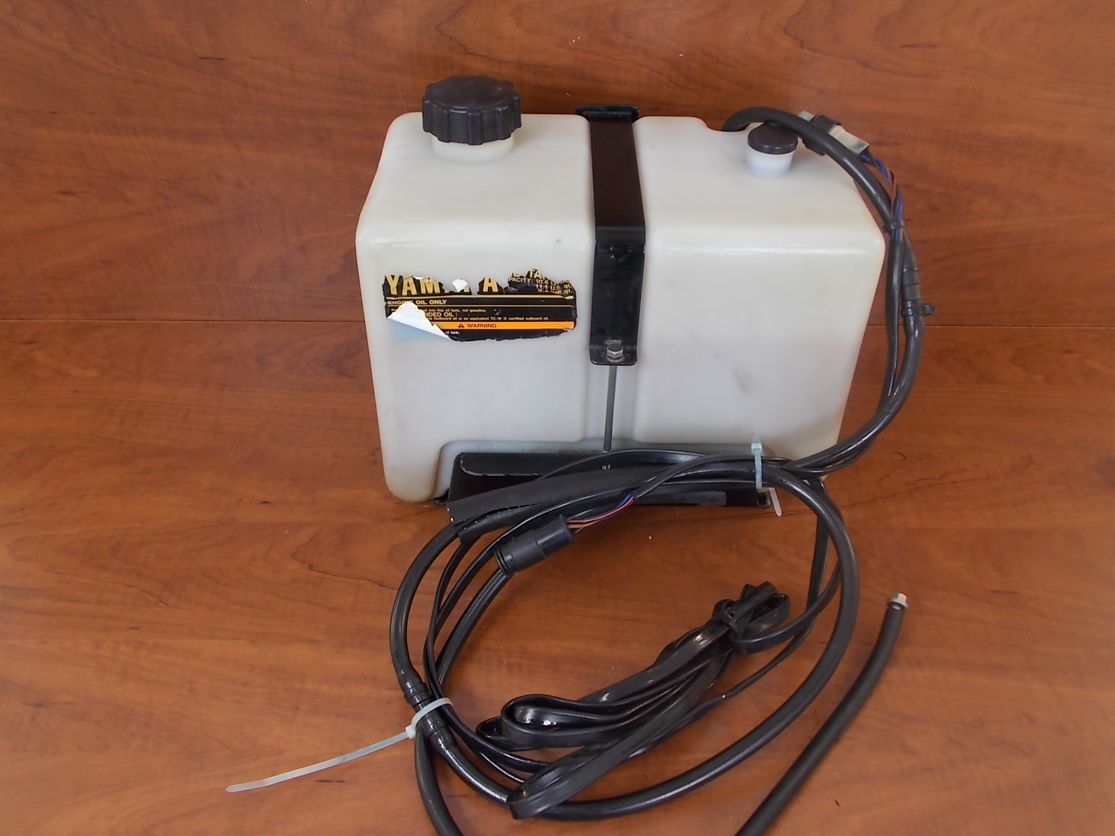 Yamaha Oil Tank w/ Oil Feed Pump 10.5L 19842015 115250 HP 6E521733