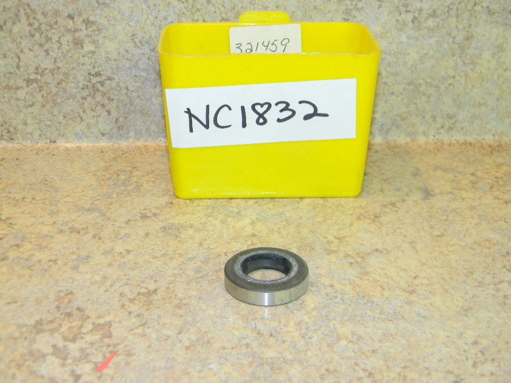 New Johnson Evinrude Outboard Marine Oil Retainer Seal 321459 1832 NCB