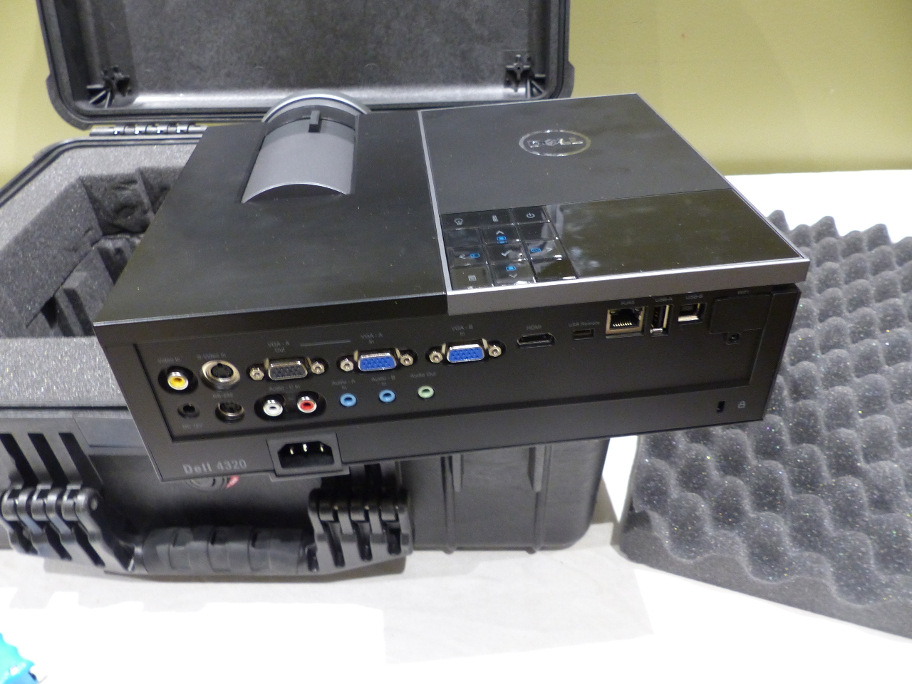 DELL 4320 DLP DIGITAL PROJECTOR + PELICAN PADDED HARD CASE 1550 MDG