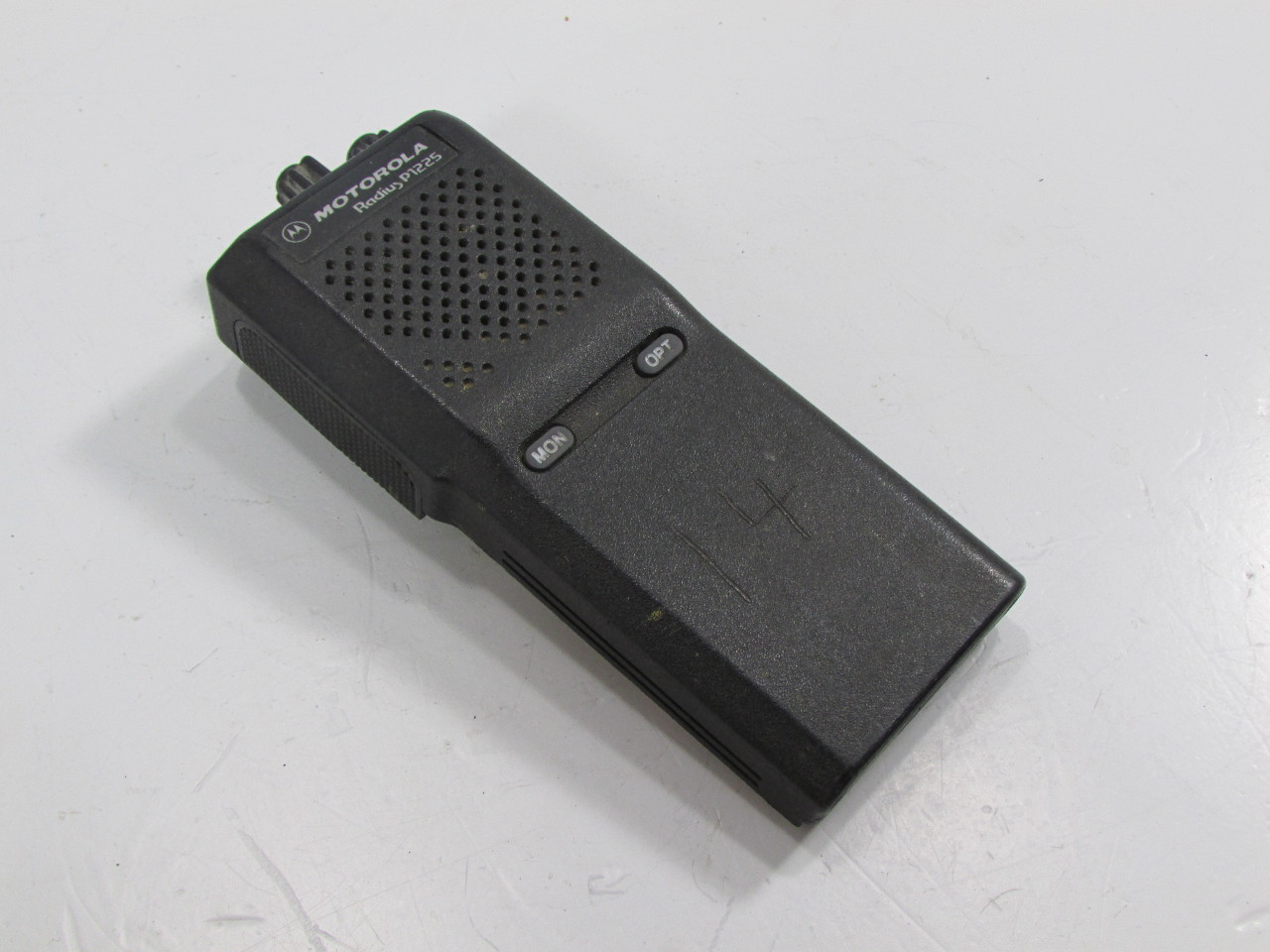 MOTOROLA RADIUS P1225 2 WAY RADIO P93ZRC90A2AA 7.5VDC