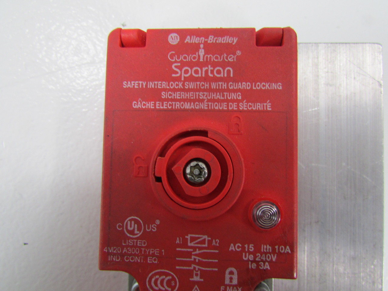 ALLEN BRADLEY GUARD MASTER 440GS36058 B SAFETY INTERLOCK SWITCH WITH