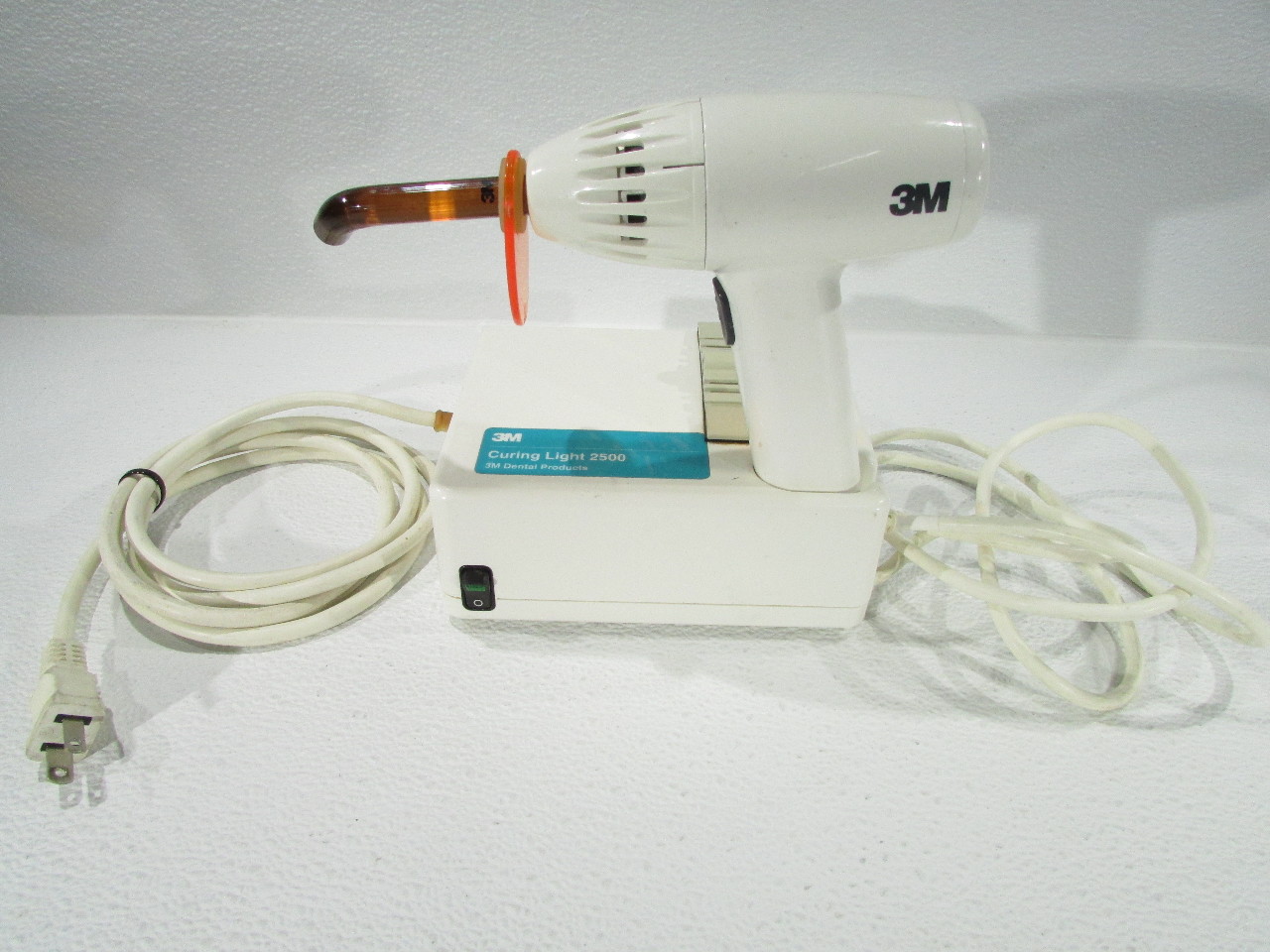 * 3M 5560 AA CURING LIGHT DENTAL MEDICAL Premier Equipment Solutions