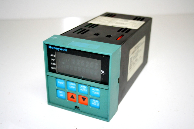 * HONEYWELL UDC3000 DC3001-0-00A-2-00-0111 TEMPERATURE CONTROLER VERSAPRO 120VAC 60HZ 10VA