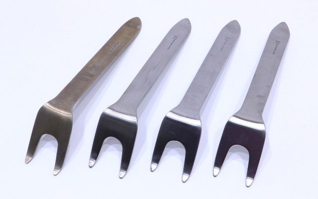 * LOT OF (4) KMEDIC KM 48-204 BLOUNT DOUBLE PRONG RETRACTOR 10-1/2" 44mm wide