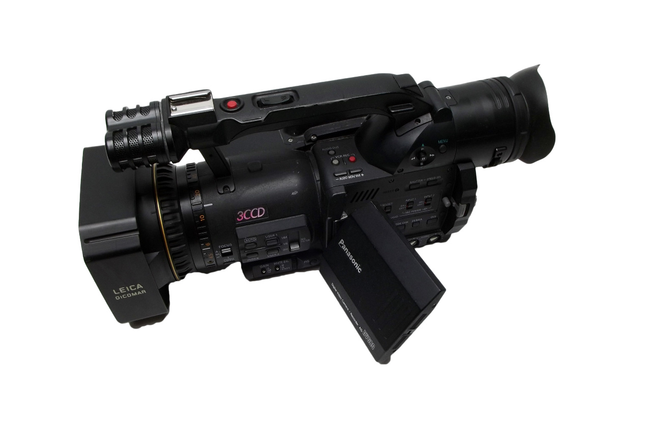 Panasonic AG DVC80 3CCD MiniDV Professional Digital Video Camera 330