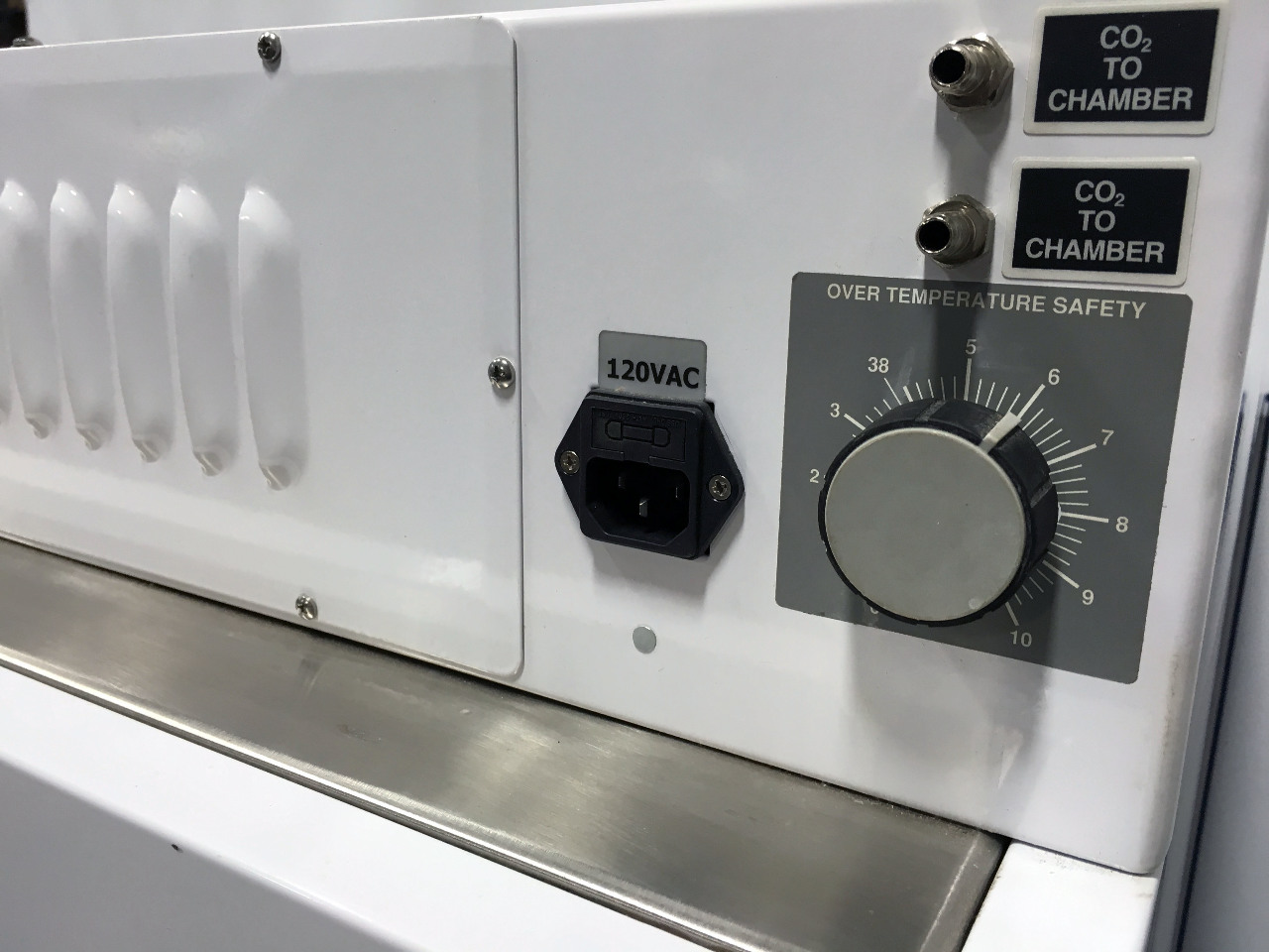 Cedco Controlled Environment Devices Company Model 1610 CO2 Incubator