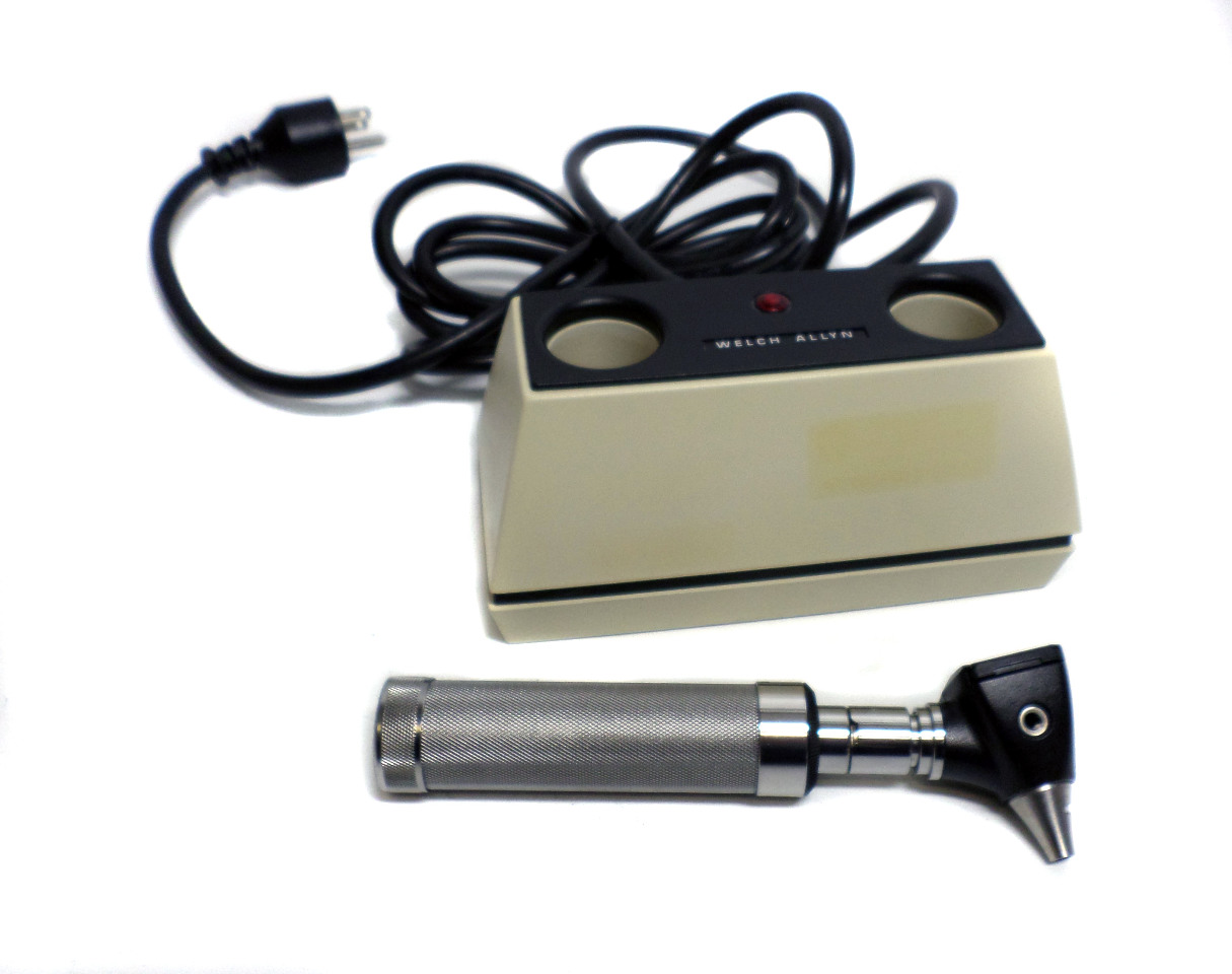 Welch Allyn 7110 Charger with Welch Allyn 71670 Otoscope eBay