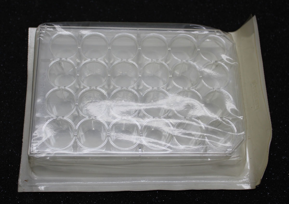 New! Lot of 45 Corning 24 Cell Well Tissue Culture Plate with Lid 25820