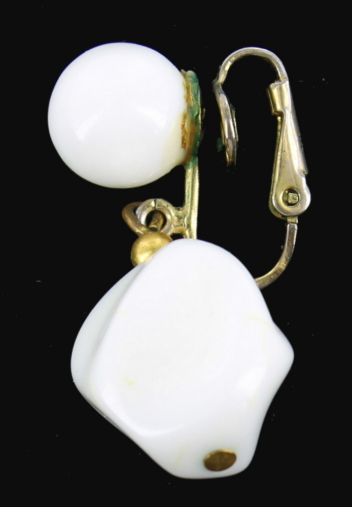 VINTAGE TRIFARI WHITE LUCITE PLASTIC FUNKY CHUNK BEAD NECKLACE EARRINGS