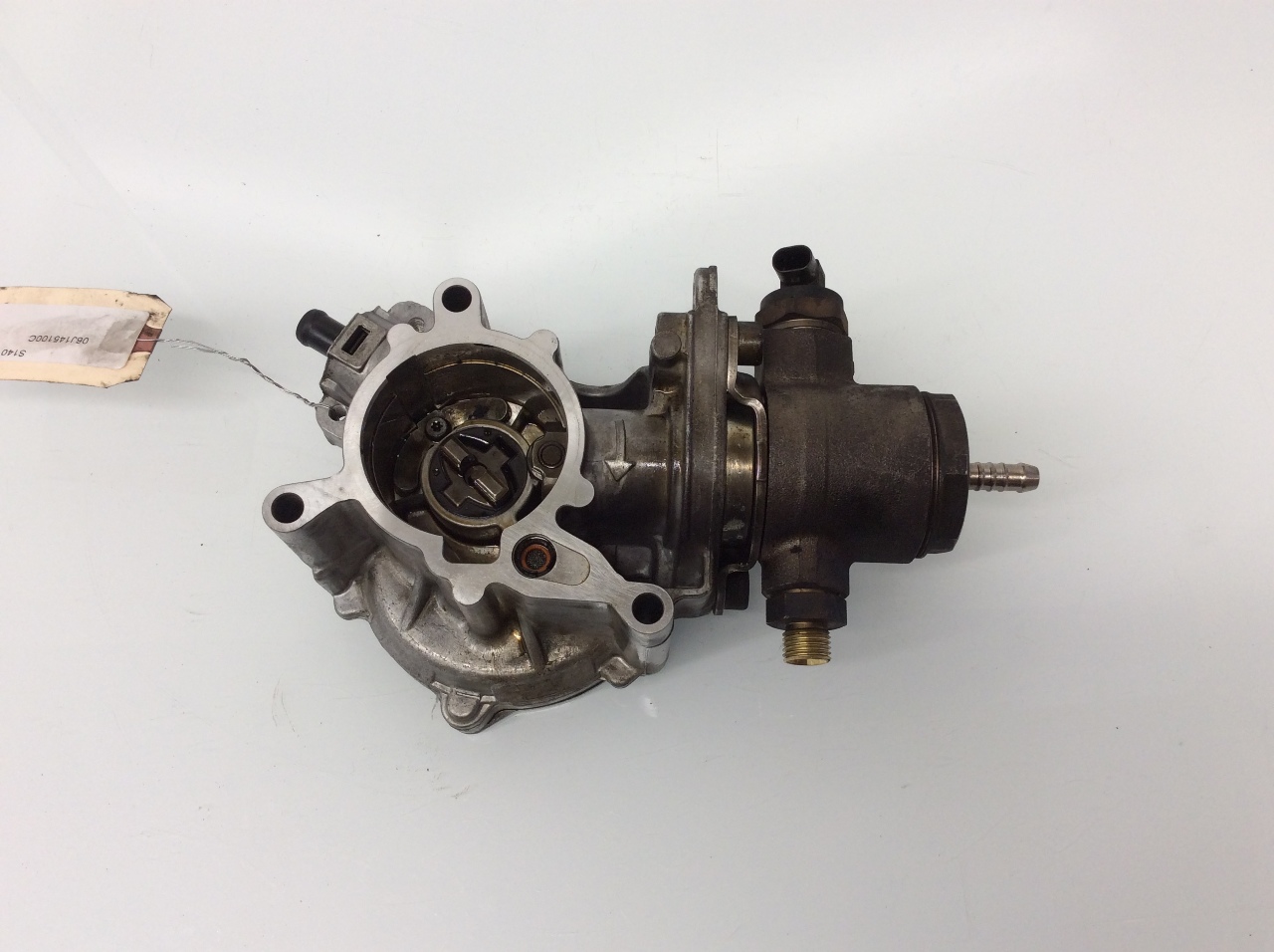 2009 2010 2011 2012 Audi A4 A5 Q5 engine mounted vacuum pump 06J145100C