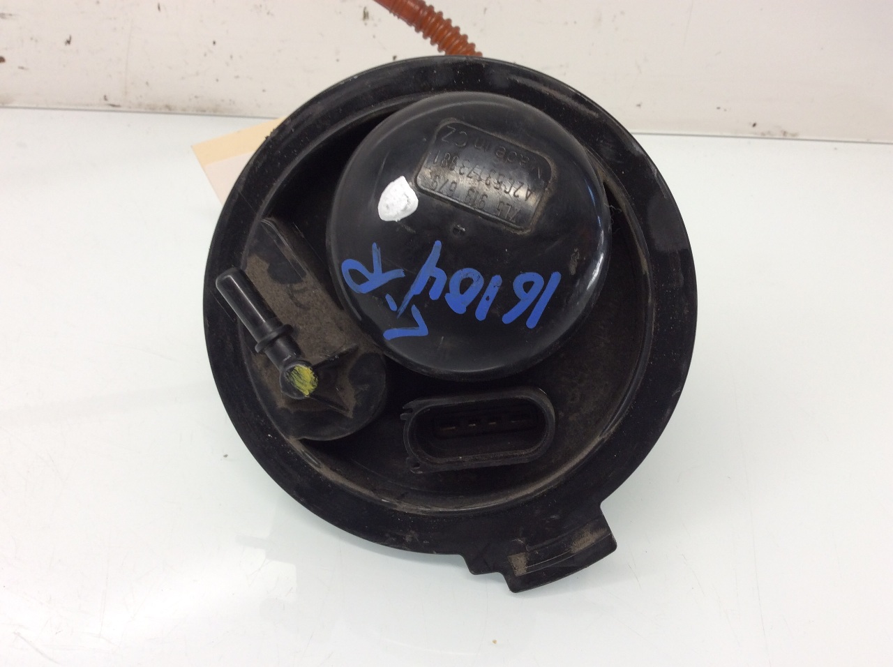2008 2009 2010 Porsche Cayenne Left Fuel Filter Flange ... porsche cayenne fuel filter 