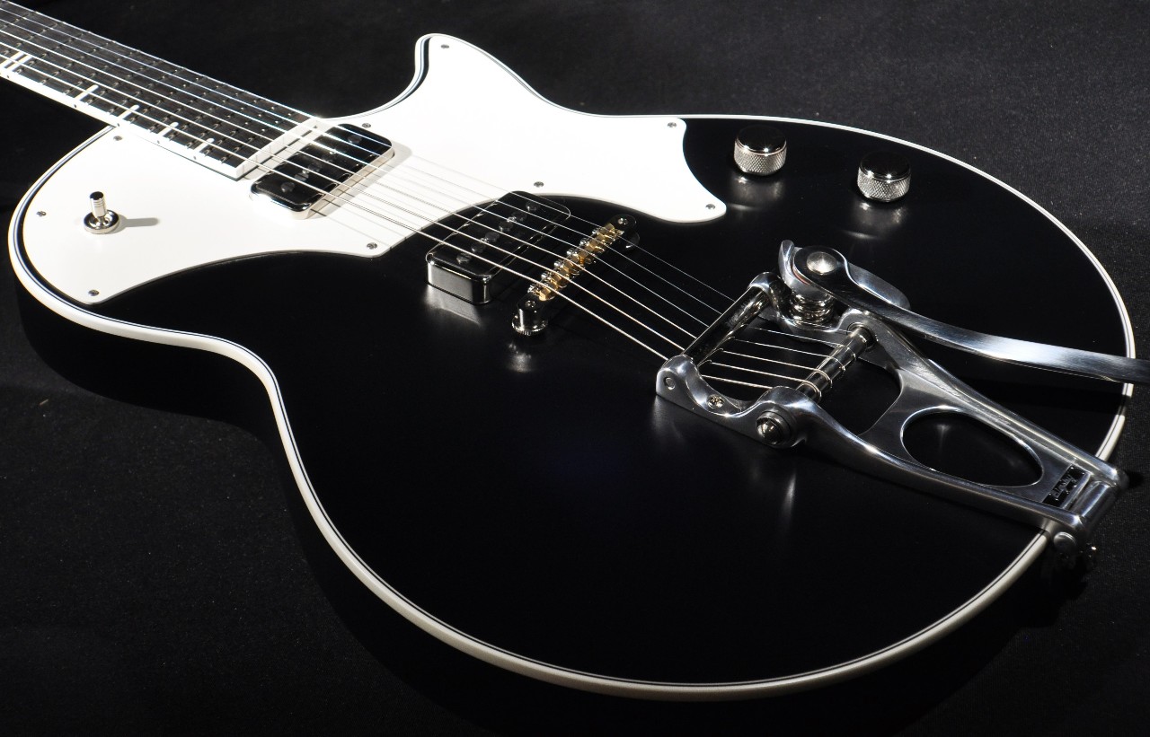 TV JONES SPECTRA SONIC STANDARD GUITAR FLAT BLACK HARDSHELL INCLUDED