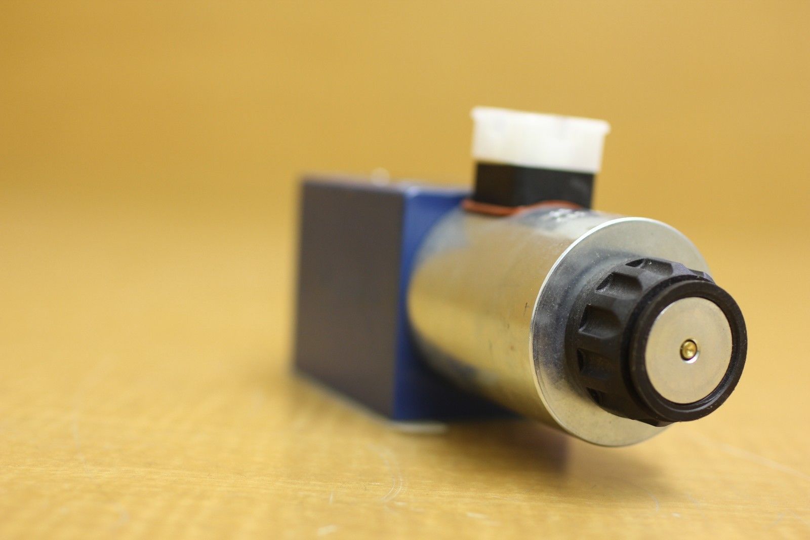 New Rexroth Solenoid Valve 4WE 10 Y33/CG125N9K4 R900915729 125VDC 35W