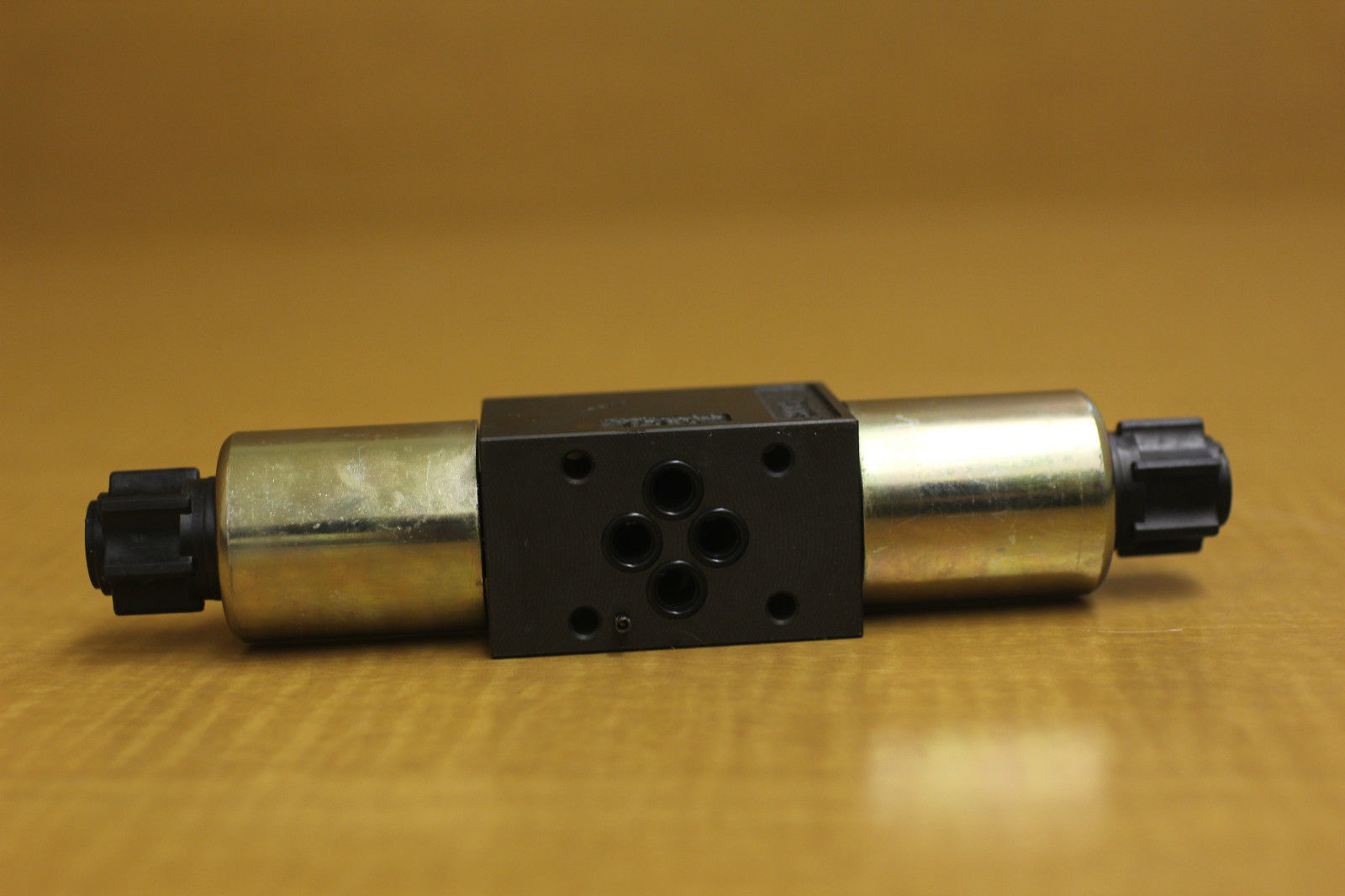 New Parker Hydraulics Directional Control Valve D1VW20DNJWF75 1500